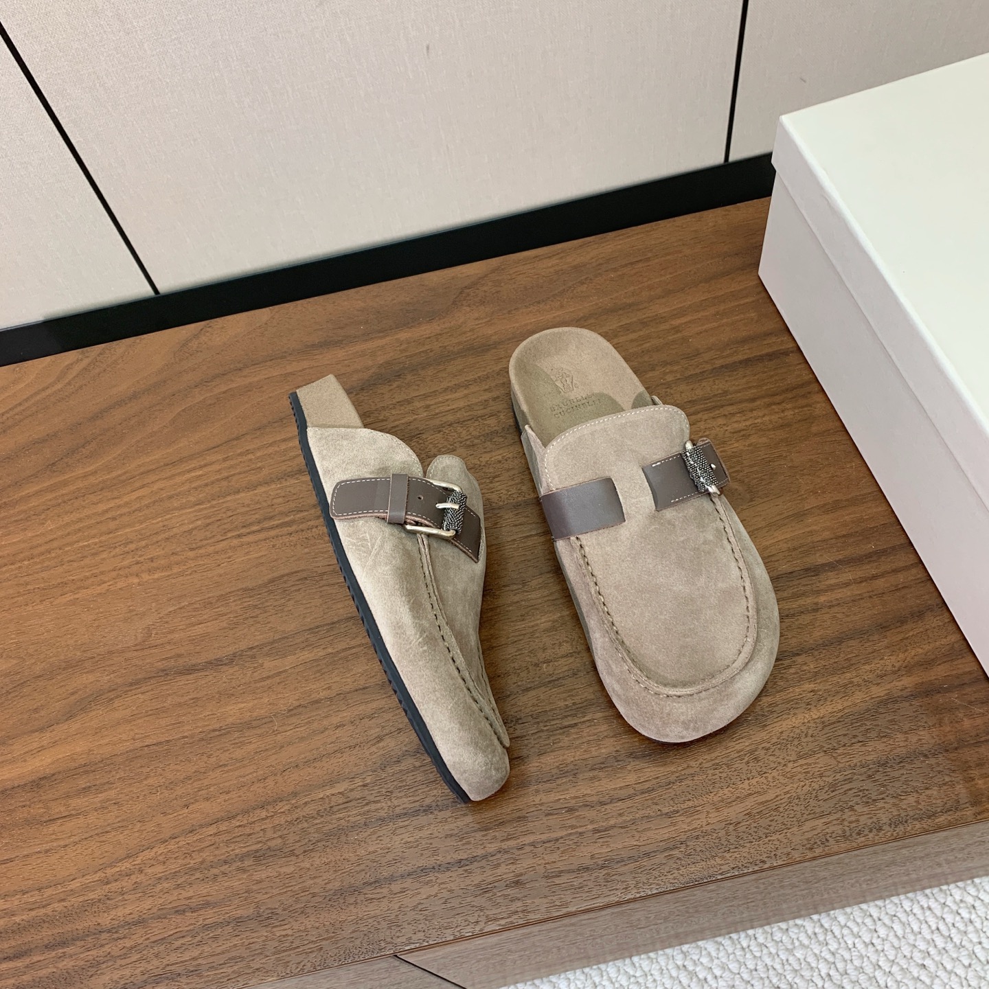 【BRUNELL* CUCINELL*】女款半包拖鞋。材质：进口环保牛绒➕ 纯手工串联珠链配饰。橡胶大底。 码数：35-