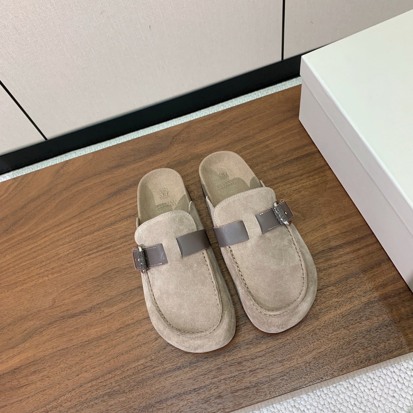 【BRUNELL* CUCINELL*】女款半包拖鞋。材质：进口环保牛绒➕ 纯手工串联珠链配饰。橡胶大底。 码数：35-