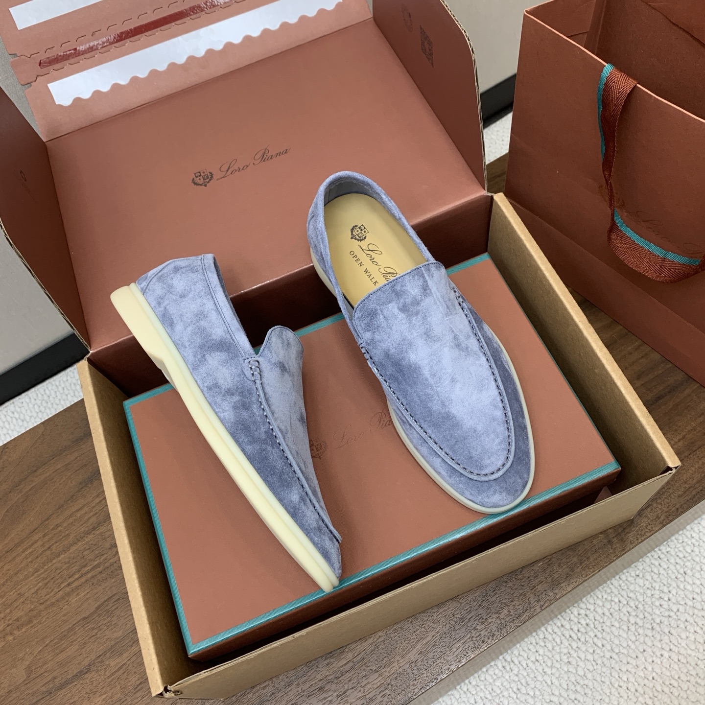 【Loro Piana】顶级版本男款乐福鞋,原版一比一。品牌低调奢华柔软一贯纯色简约的设计风格。皮质柔软舒适度极高 材质 【Loro Piana】顶级版本男款乐福鞋,原版一比一。品牌低调奢华柔软一贯纯色简约的设计风格。皮质柔软舒适度极高 材质
