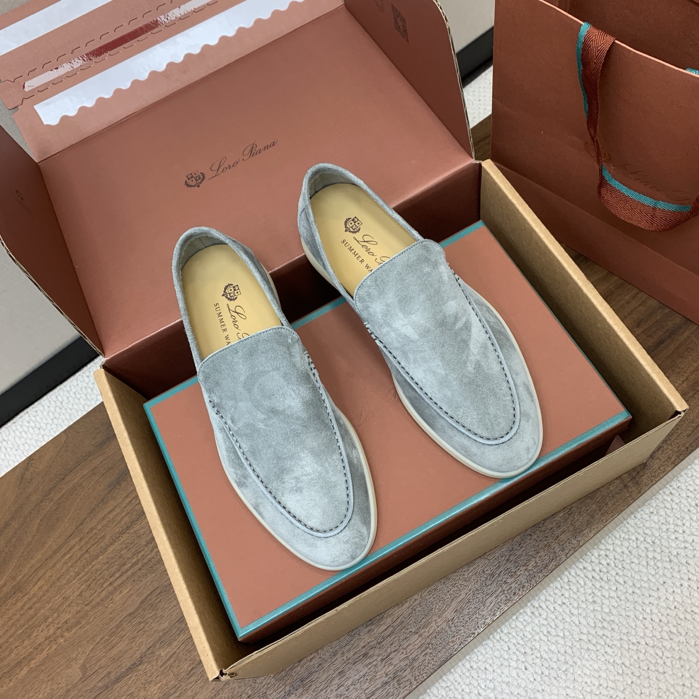【Loro Piana】顶级版本男款乐福鞋,原版一比一。品牌低调奢华柔软一贯纯色简约的设计风格。皮质柔软舒适度极高 材质 【Loro Piana】顶级版本男款乐福鞋,原版一比一。品牌低调奢华柔软一贯纯色简约的设计风格。皮质柔软舒适度极高 材质