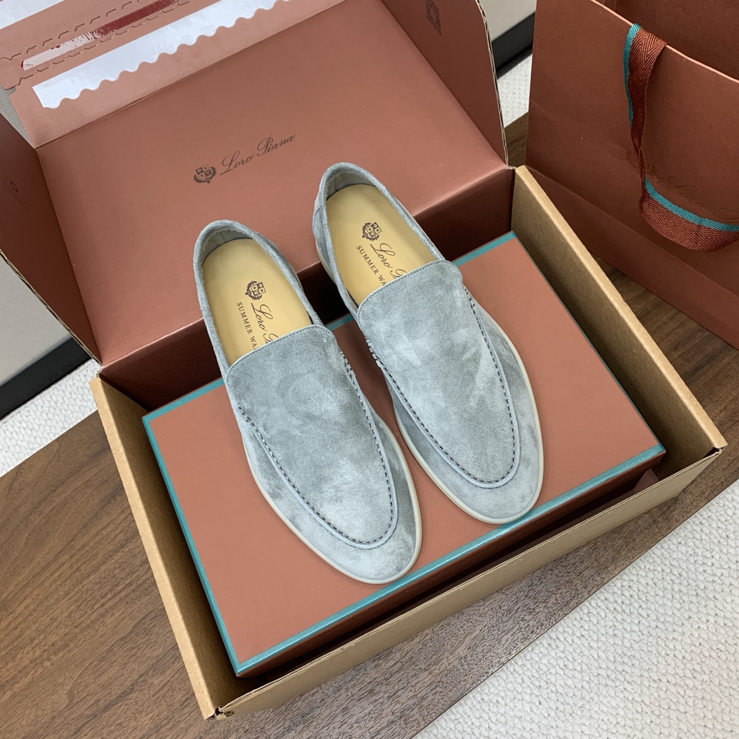 【Loro Piana】顶级版本男款乐福鞋,原版一比一。品牌低调奢华柔软一贯纯色简约的设计风格。皮质柔软舒适度极高 材质 【Loro Piana】顶级版本男款乐福鞋,原版一比一。品牌低调奢华柔软一贯纯色简约的设计风格。皮质柔软舒适度极高 材质