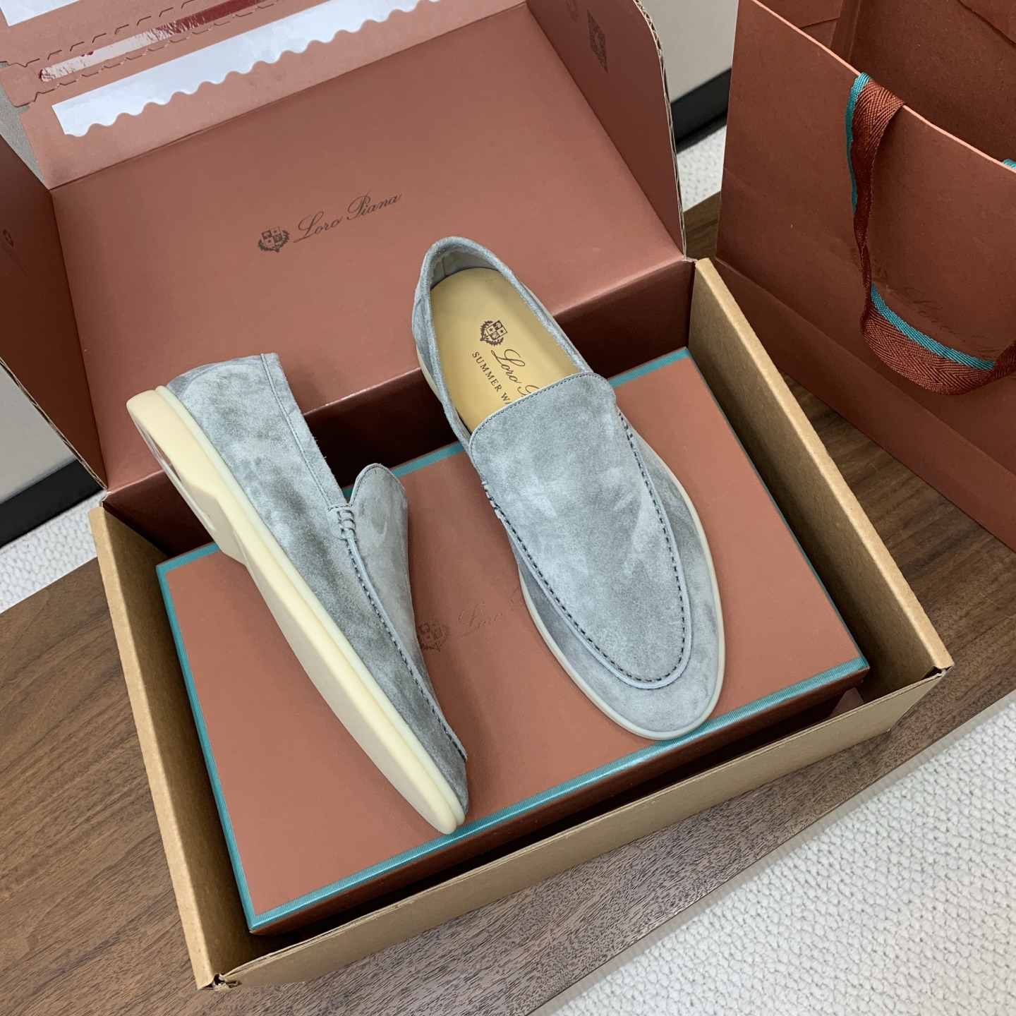 【Loro Piana】顶级版本男款乐福鞋,原版一比一。品牌低调奢华柔软一贯纯色简约的设计风格。皮质柔软舒适度极高 材质 【Loro Piana】顶级版本男款乐福鞋,原版一比一。品牌低调奢华柔软一贯纯色简约的设计风格。皮质柔软舒适度极高 材质