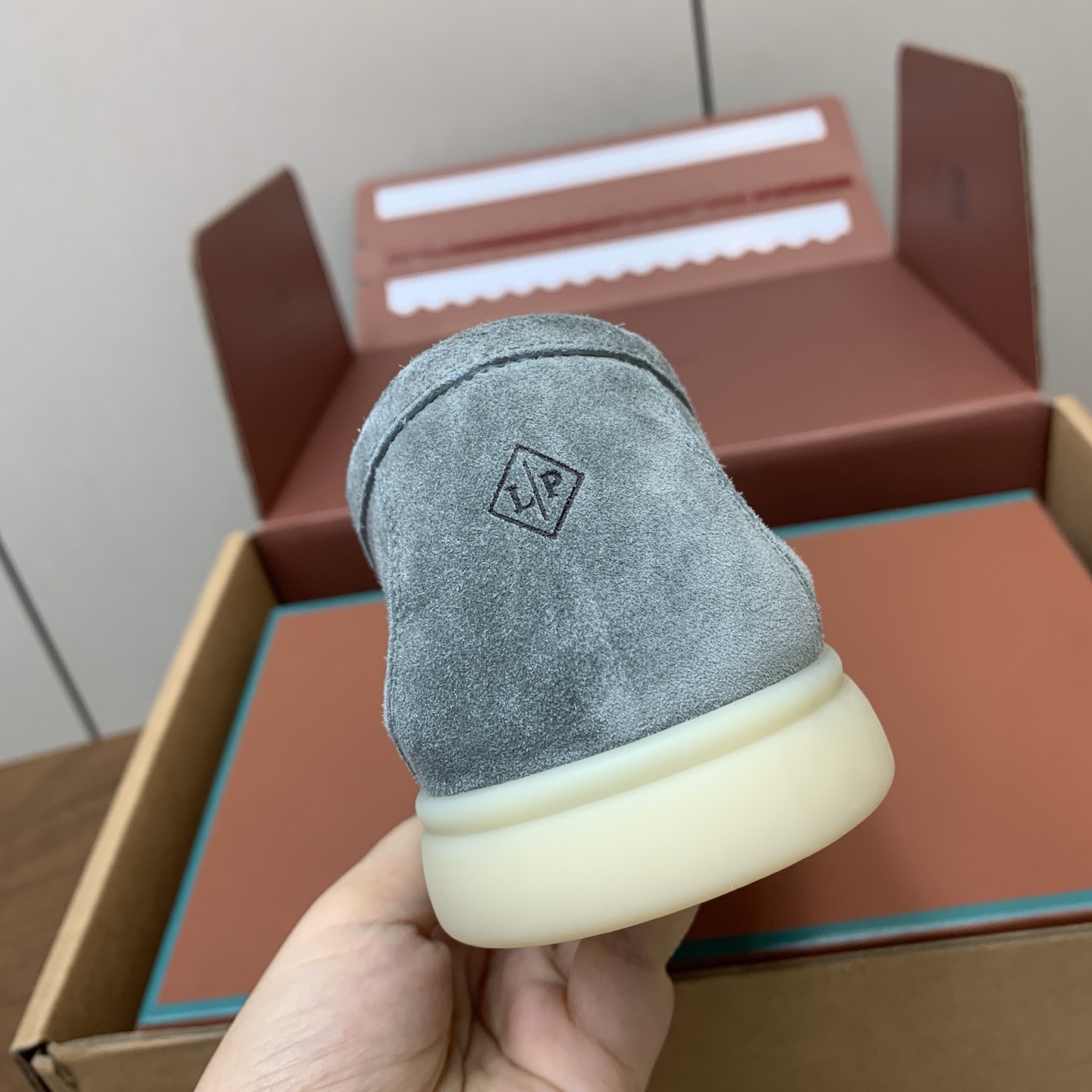 【Loro Piana】顶级版本男款乐福鞋,原版一比一。品牌低调奢华柔软一贯纯色简约的设计风格。皮质柔软舒适度极高 材质 【Loro Piana】顶级版本男款乐福鞋,原版一比一。品牌低调奢华柔软一贯纯色简约的设计风格。皮质柔软舒适度极高 材质
