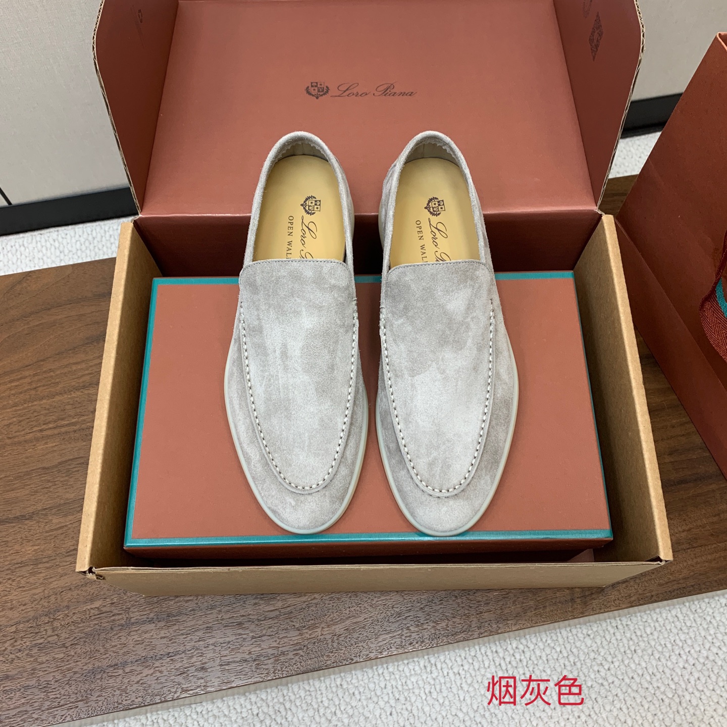 【Loro Piana】顶级版本男款乐福鞋，原版一比一。品牌低调奢华柔软一贯纯色简约的设计风格。皮质柔软舒适度极高 材质