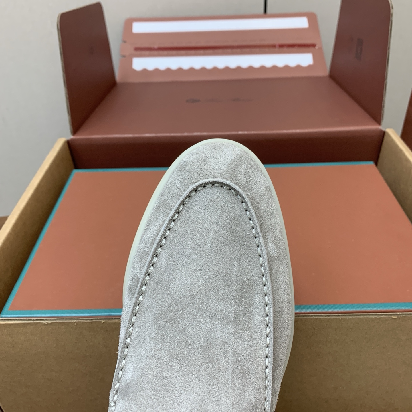 【Loro Piana】顶级版本男款乐福鞋,原版一比一。品牌低调奢华柔软一贯纯色简约的设计风格。皮质柔软舒适度极高 材质 【Loro Piana】顶级版本男款乐福鞋,原版一比一。品牌低调奢华柔软一贯纯色简约的设计风格。皮质柔软舒适度极高 材质