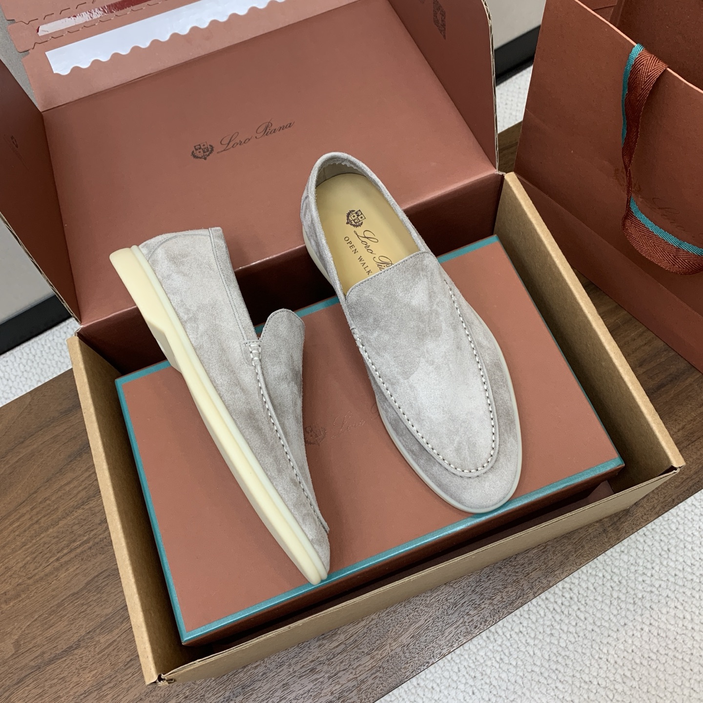 【Loro Piana】顶级版本男款乐福鞋,原版一比一。品牌低调奢华柔软一贯纯色简约的设计风格。皮质柔软舒适度极高 材质 【Loro Piana】顶级版本男款乐福鞋,原版一比一。品牌低调奢华柔软一贯纯色简约的设计风格。皮质柔软舒适度极高 材质