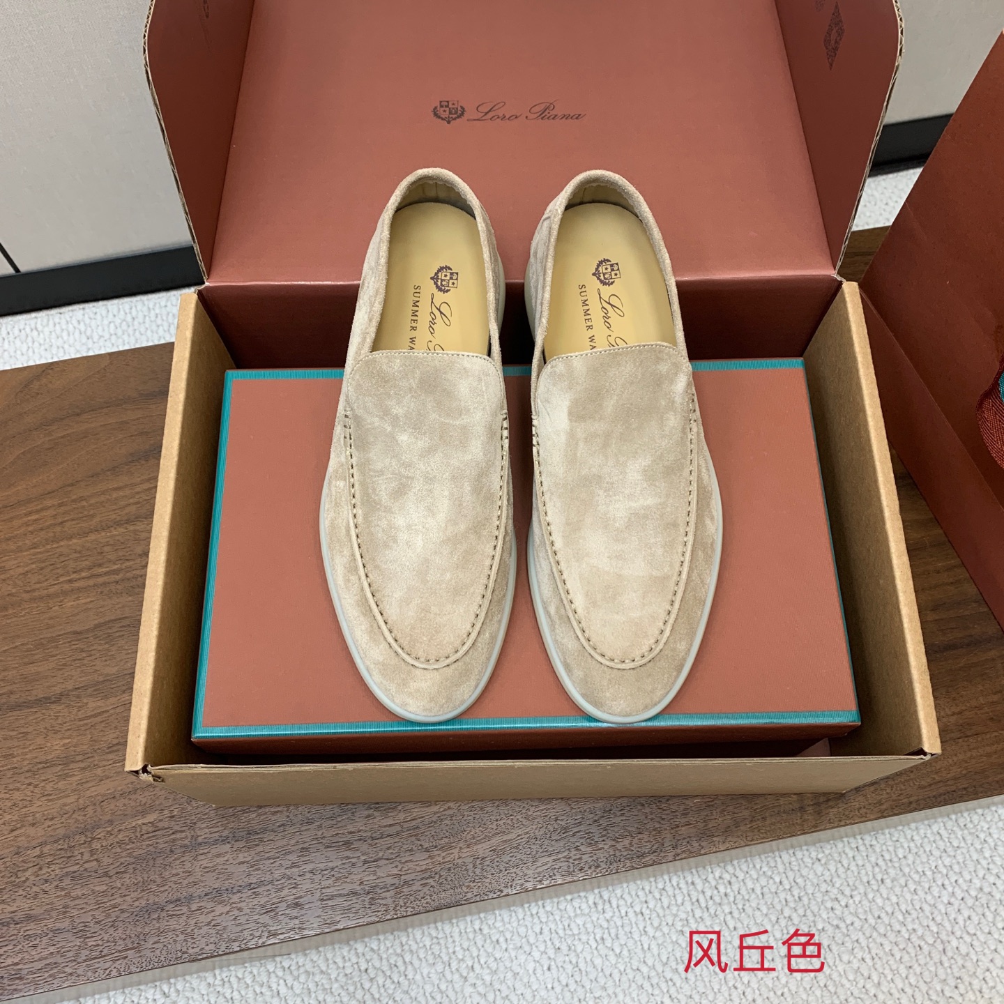 【Loro Piana】顶级版本男款乐福鞋，原版一比一。品牌低调奢华柔软一贯纯色简约的设计风格。皮质柔软舒适度极高 材质