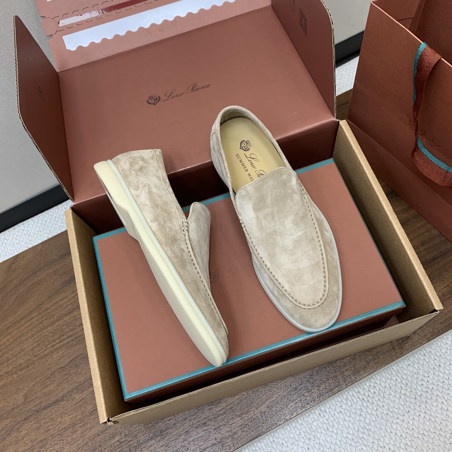 【Loro Piana】顶级版本男款乐福鞋,原版一比一。品牌低调奢华柔软一贯纯色简约的设计风格。皮质柔软舒适度极高 材质 【Loro Piana】顶级版本男款乐福鞋,原版一比一。品牌低调奢华柔软一贯纯色简约的设计风格。皮质柔软舒适度极高 材质