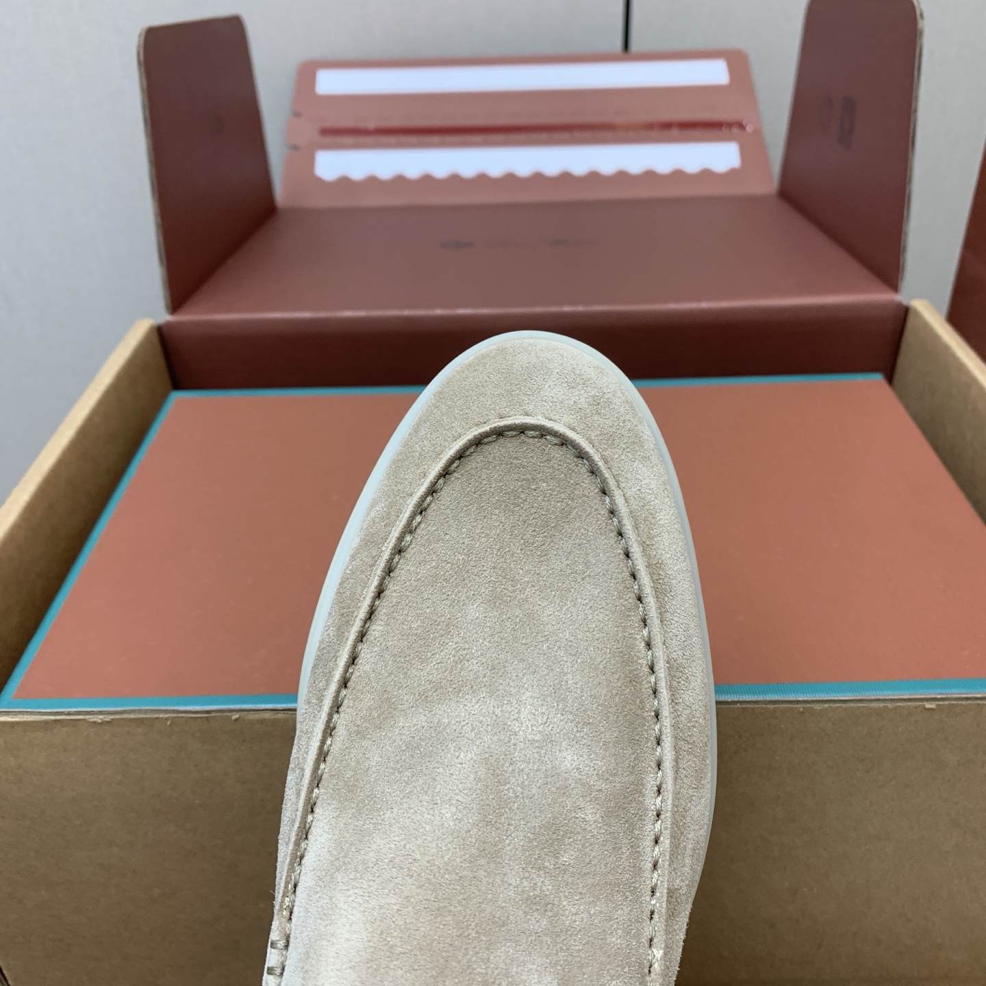 【Loro Piana】顶级版本男款乐福鞋,原版一比一。品牌低调奢华柔软一贯纯色简约的设计风格。皮质柔软舒适度极高 材质 【Loro Piana】顶级版本男款乐福鞋,原版一比一。品牌低调奢华柔软一贯纯色简约的设计风格。皮质柔软舒适度极高 材质