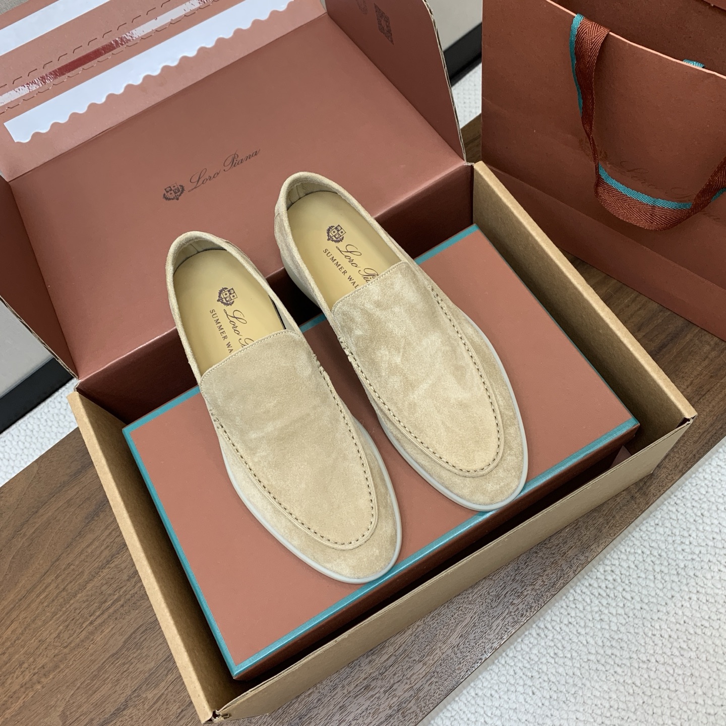 【Loro Piana】顶级版本男款乐福鞋,原版一比一。品牌低调奢华柔软一贯纯色简约的设计风格。皮质柔软舒适度极高 材质 【Loro Piana】顶级版本男款乐福鞋,原版一比一。品牌低调奢华柔软一贯纯色简约的设计风格。皮质柔软舒适度极高 材质