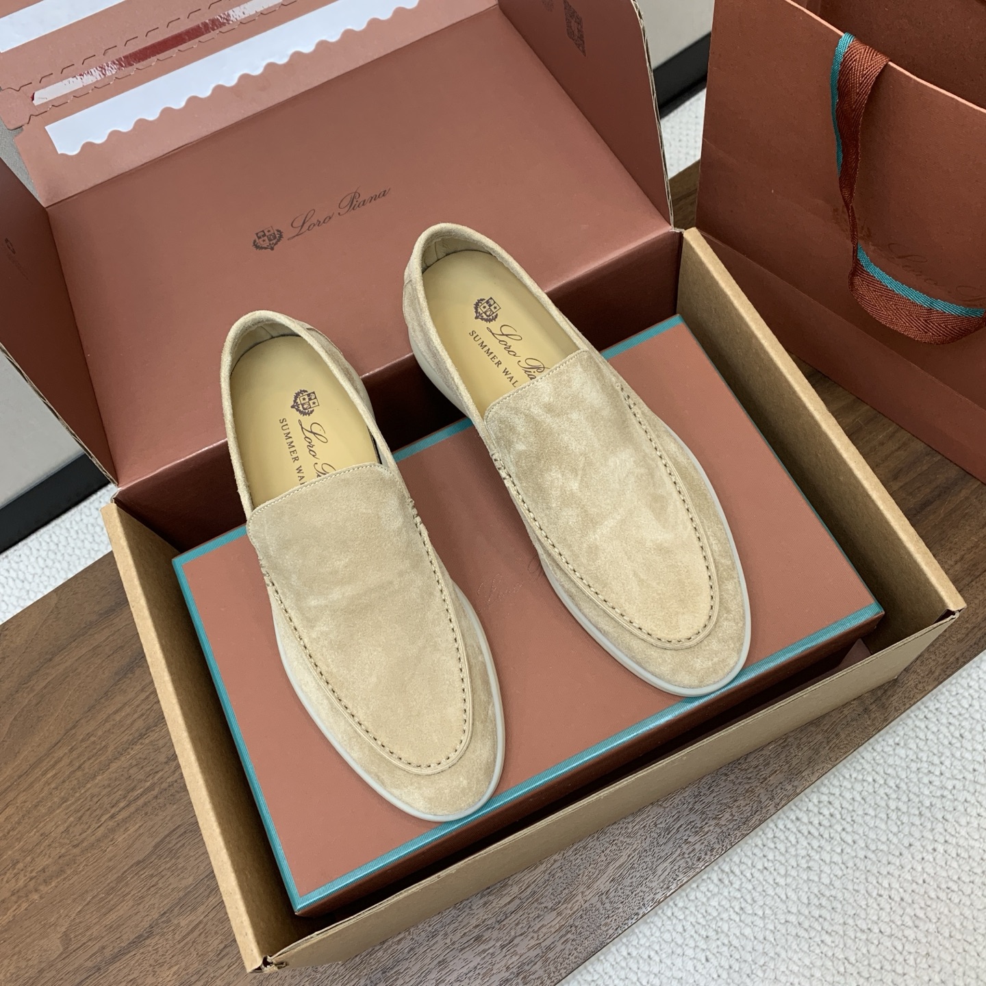 【Loro Piana】顶级版本男款乐福鞋,原版一比一。品牌低调奢华柔软一贯纯色简约的设计风格。皮质柔软舒适度极高 材质 【Loro Piana】顶级版本男款乐福鞋,原版一比一。品牌低调奢华柔软一贯纯色简约的设计风格。皮质柔软舒适度极高 材质