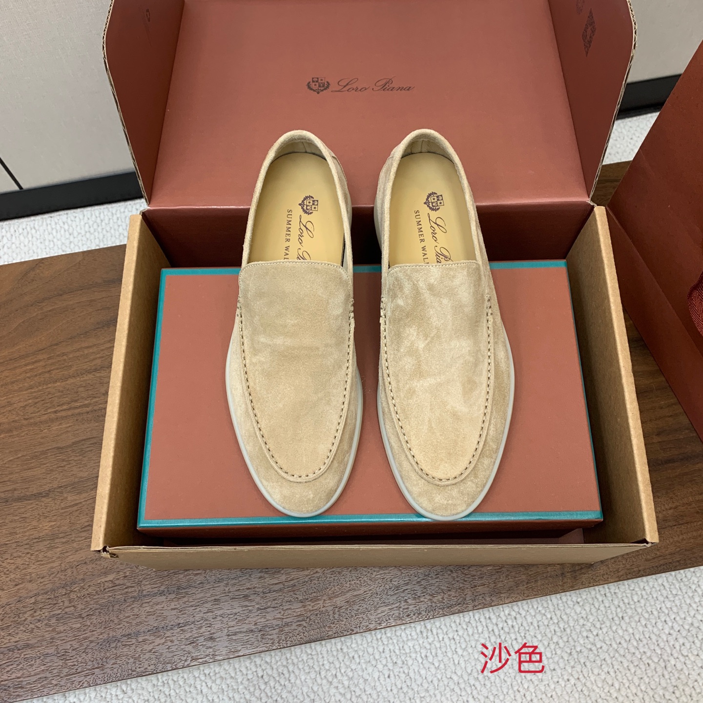 【Loro Piana】顶级版本男款乐福鞋，原版一比一。品牌低调奢华柔软一贯纯色简约的设计风格。皮质柔软舒适度极高 材质