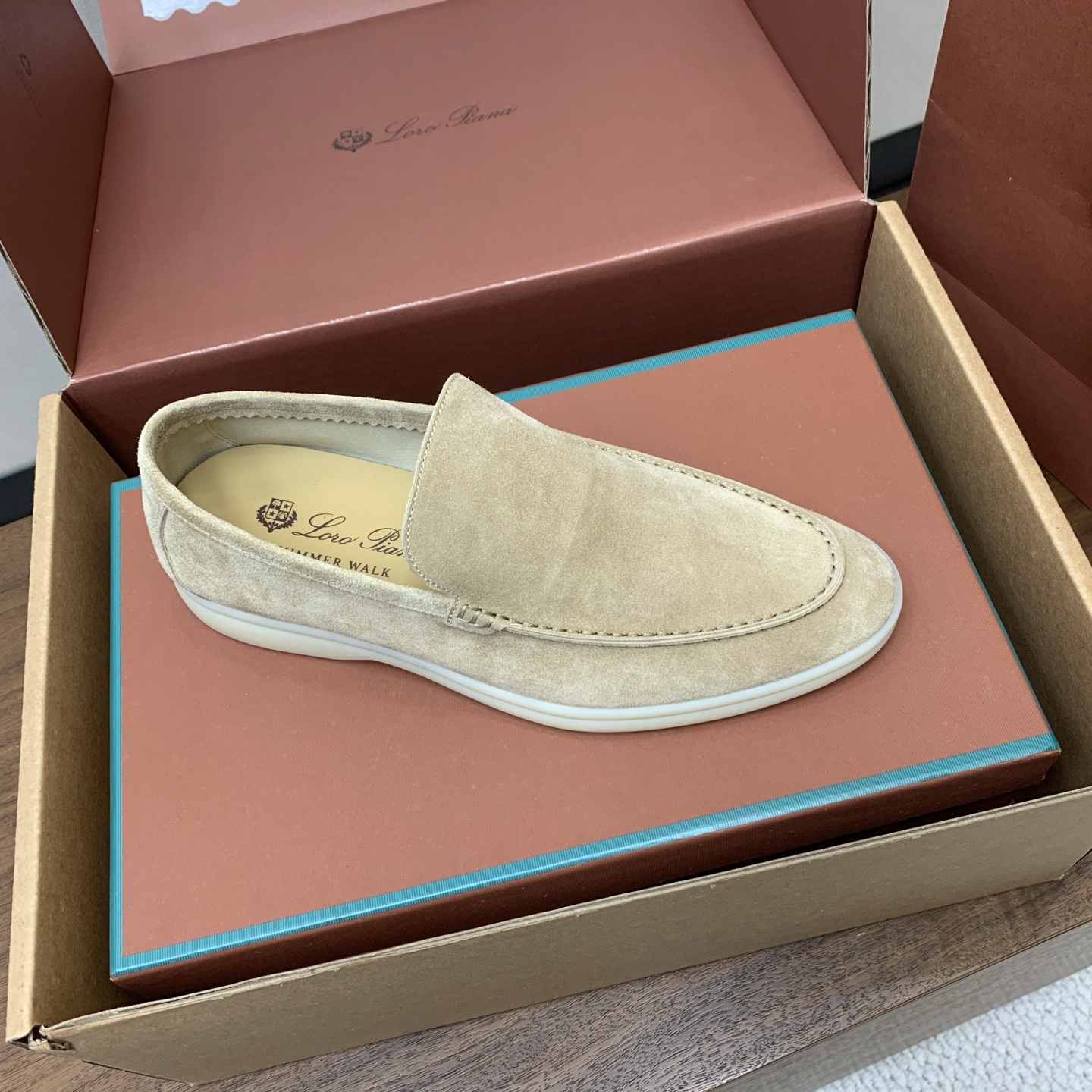 【Loro Piana】顶级版本男款乐福鞋,原版一比一。品牌低调奢华柔软一贯纯色简约的设计风格。皮质柔软舒适度极高 材质 【Loro Piana】顶级版本男款乐福鞋,原版一比一。品牌低调奢华柔软一贯纯色简约的设计风格。皮质柔软舒适度极高 材质