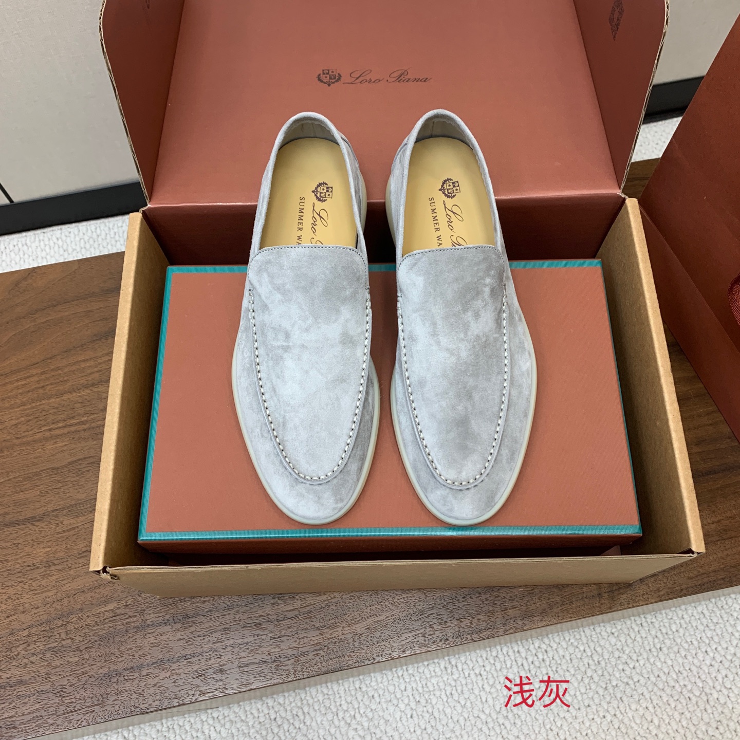 【Loro Piana】顶级版本男款乐福鞋，原版一比一。品牌低调奢华柔软一贯纯色简约的设计风格。皮质柔软舒适度极高 材质