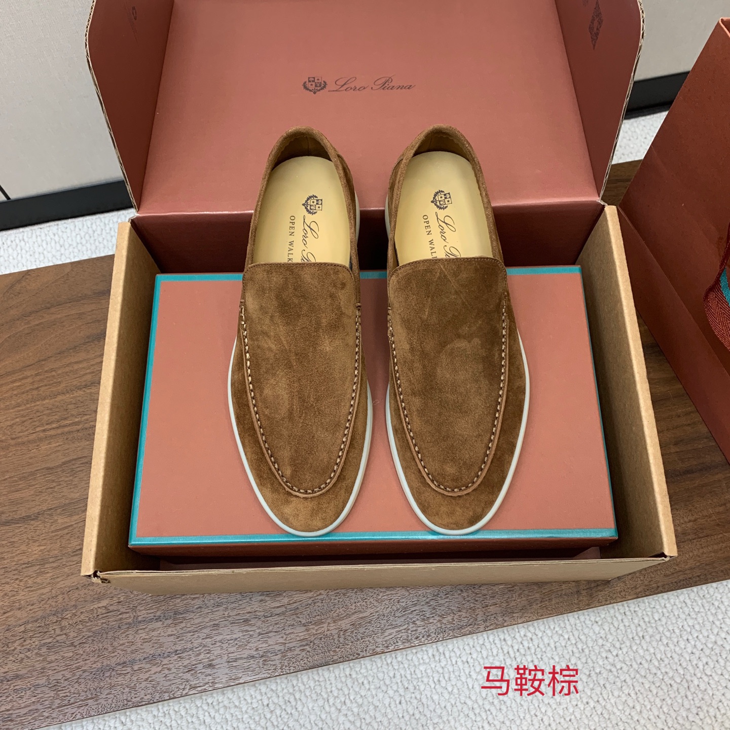 【Loro Piana】顶级版本男款乐福鞋，原版一比一。品牌低调奢华柔软一贯纯色简约的设计风格。皮质柔软舒适度极高 材质