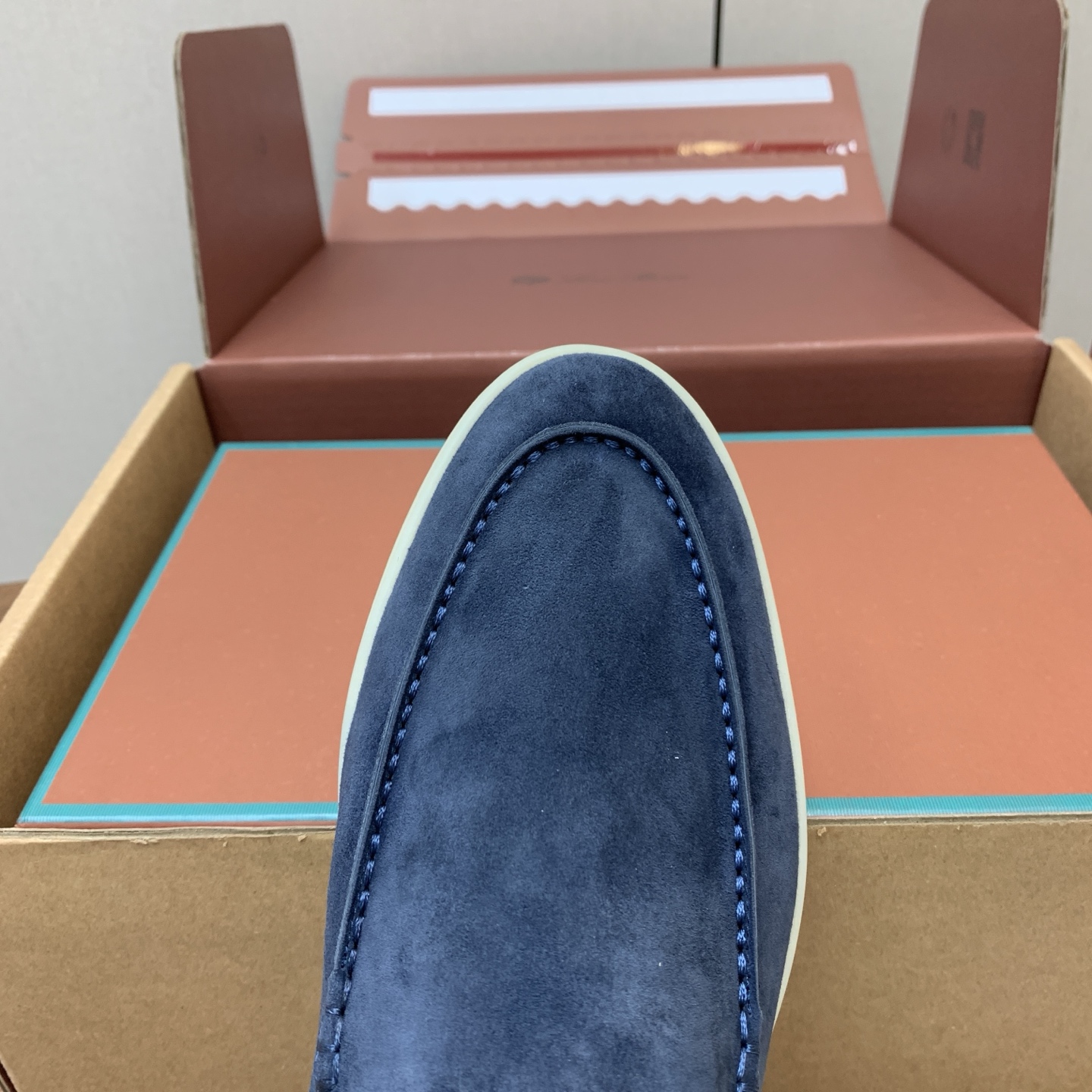 【Loro Piana】顶级版本男款乐福鞋，原版一比一。品牌低调奢华柔软一贯纯色简约的设计风格。皮质柔软舒适度极高 材质