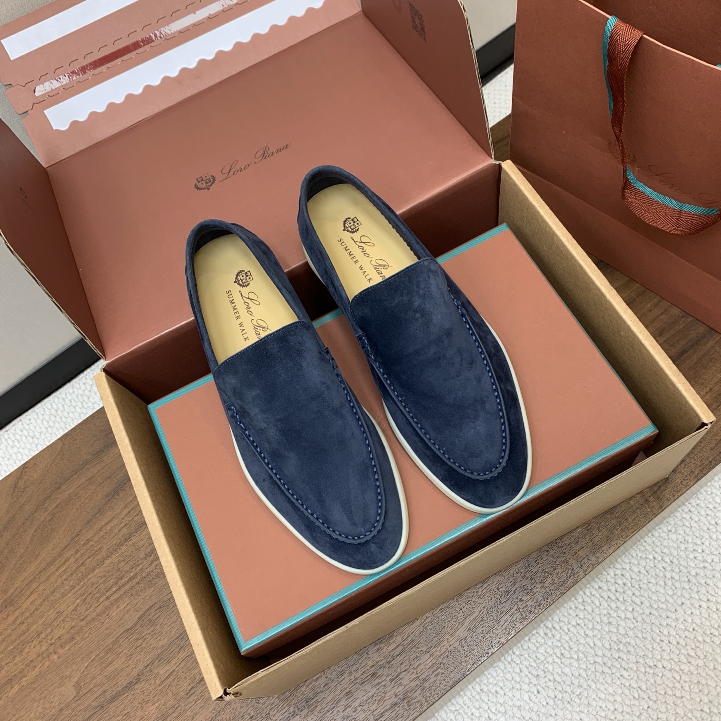 【Loro Piana】顶级版本男款乐福鞋，原版一比一。品牌低调奢华柔软一贯纯色简约的设计风格。皮质柔软舒适度极高 材质