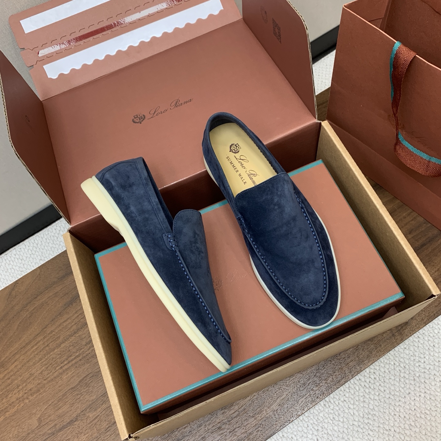 【Loro Piana】顶级版本男款乐福鞋，原版一比一。品牌低调奢华柔软一贯纯色简约的设计风格。皮质柔软舒适度极高 材质