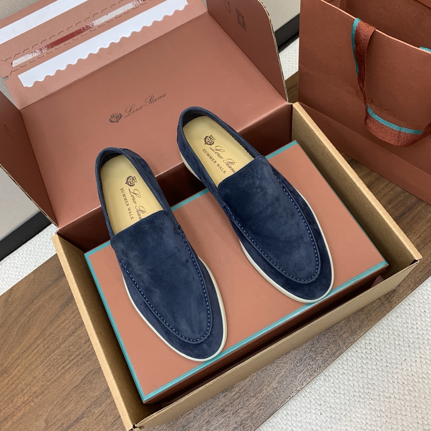 【Loro Piana】顶级版本男款乐福鞋，原版一比一。品牌低调奢华柔软一贯纯色简约的设计风格。皮质柔软舒适度极高 材质