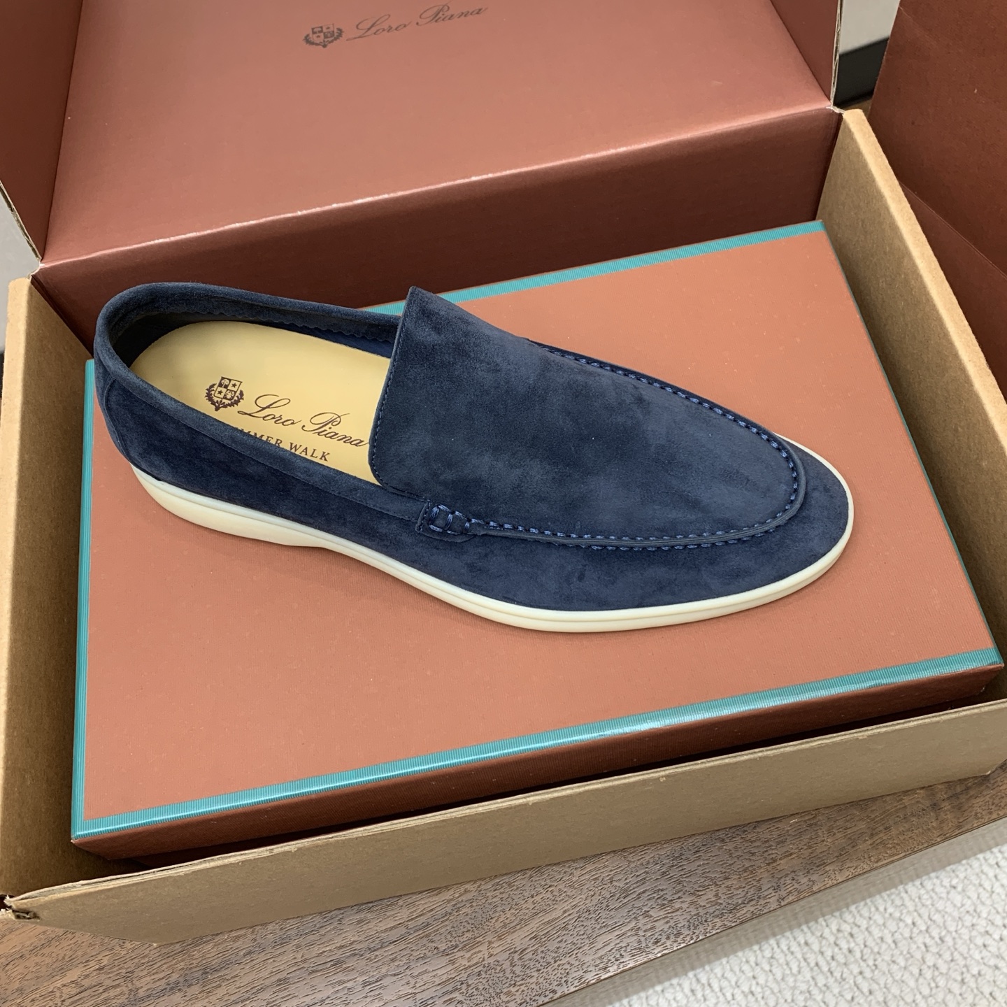 【Loro Piana】顶级版本男款乐福鞋，原版一比一。品牌低调奢华柔软一贯纯色简约的设计风格。皮质柔软舒适度极高 材质