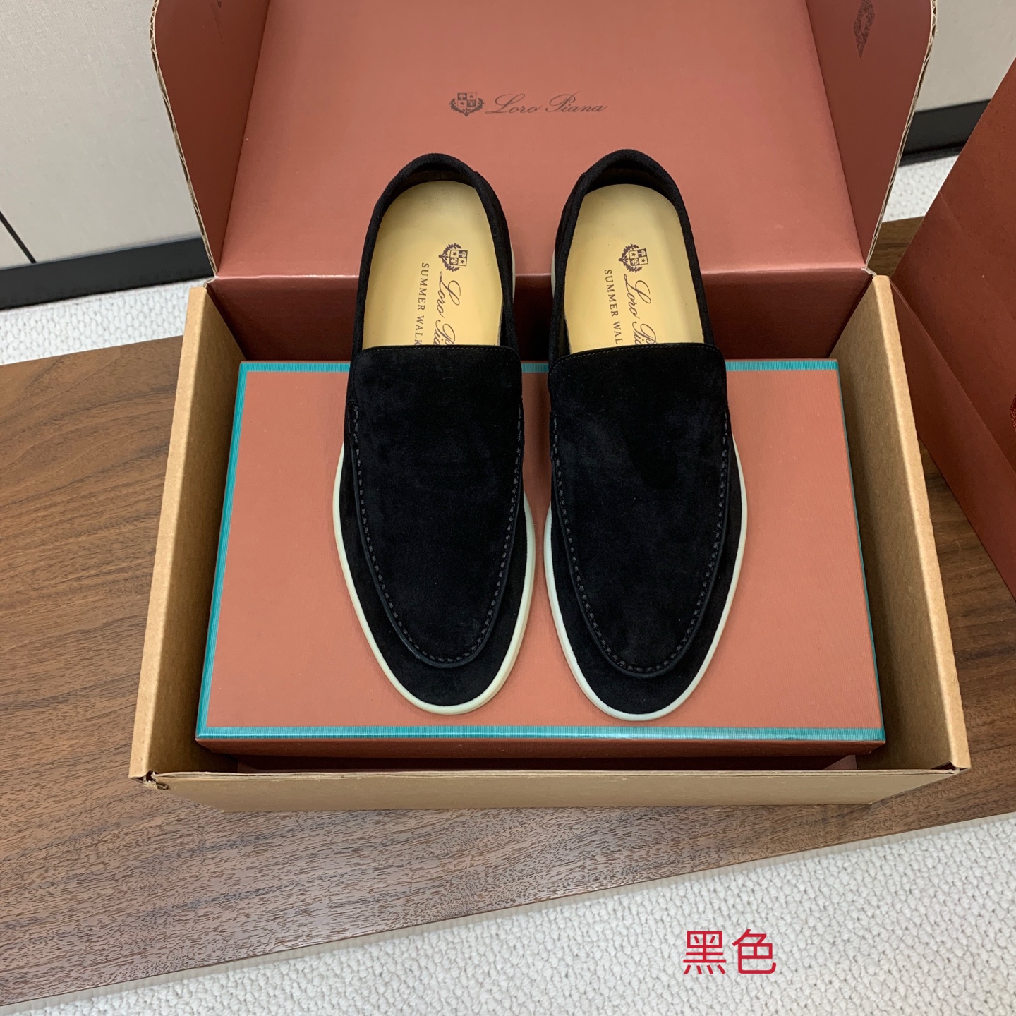 【Loro Piana】顶级版本男款乐福鞋，原版一比一。品牌低调奢华柔软一贯纯色简约的设计风格。皮质柔软舒适度极高 材质