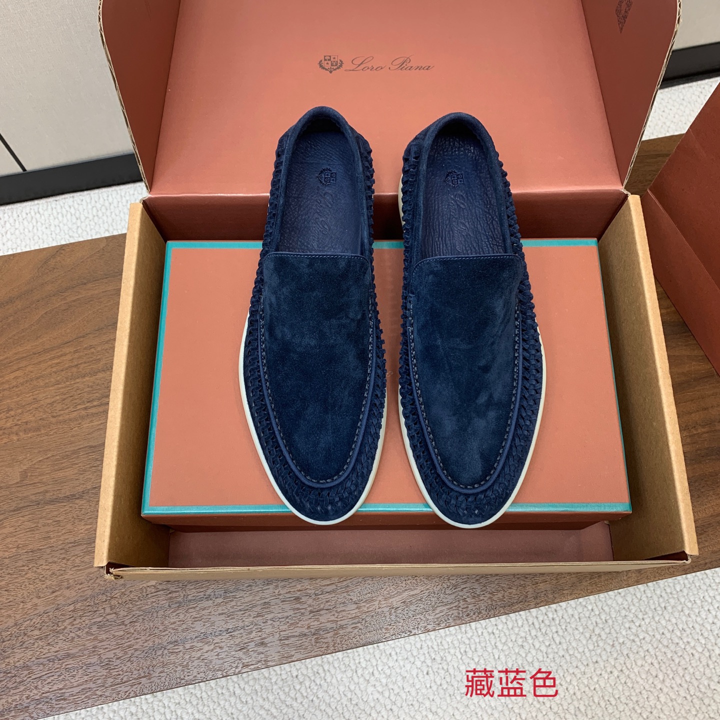【Loro Piana】顶级版本男款编织乐福鞋，原版一比一。品牌低调奢华柔软一贯纯色简约的设计风格。皮质柔软舒适度极高 