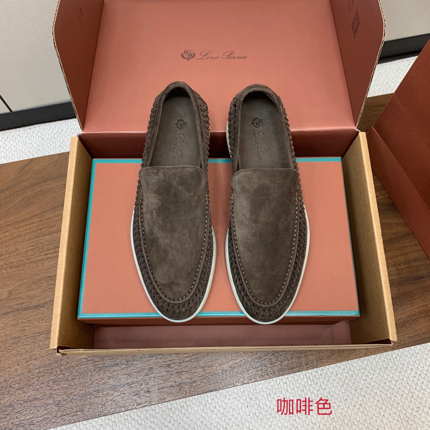 【Loro Piana】顶级版本男款编织乐福鞋，原版一比一。品牌低调奢华柔软一贯纯色简约的设计风格。皮质柔软舒适度极高 