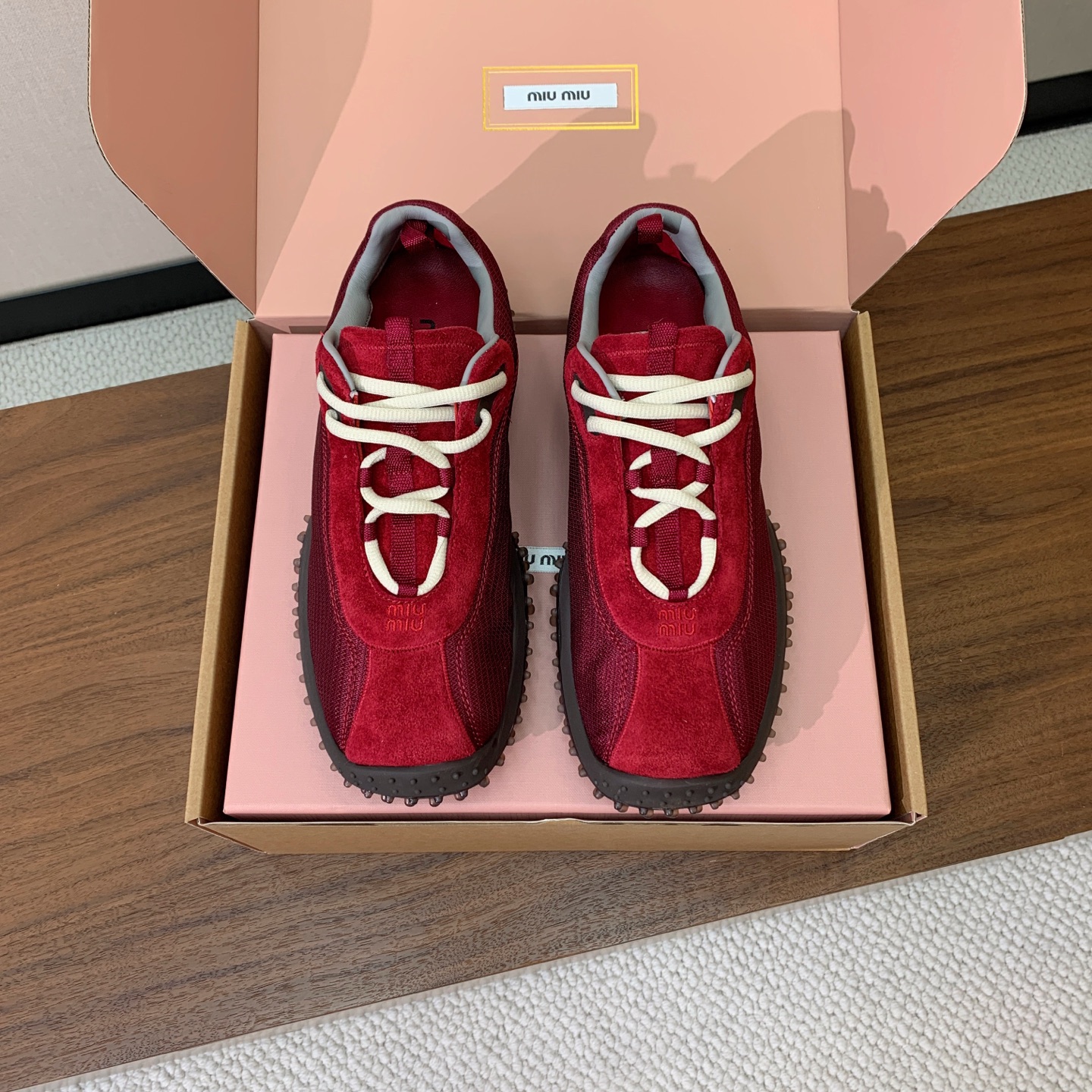 【Miu M*u】高版本德训运动鞋。自带精致甜奢复古氛围感，鞋身线条简约流畅，加宽鞋床包容各类脚型，对宽脚、厚脚都很友好