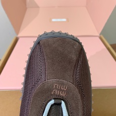 【Miu M*u】高版本德训运动鞋。自带精致甜奢复古氛围感,鞋身线条简约流畅,加宽鞋床包容各类脚型,对宽脚、厚脚都很友好 【Miu M*u】高版本德训运动鞋。自带精致甜奢复古氛围感,鞋身线条简约流畅,加宽鞋床包容各类脚型,对宽脚、厚脚都很友好