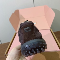 【Miu M*u】高版本德训运动鞋。自带精致甜奢复古氛围感,鞋身线条简约流畅,加宽鞋床包容各类脚型,对宽脚、厚脚都很友好 【Miu M*u】高版本德训运动鞋。自带精致甜奢复古氛围感,鞋身线条简约流畅,加宽鞋床包容各类脚型,对宽脚、厚脚都很友好