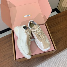 【Miu M*u】高版本德训运动鞋。自带精致甜奢复古氛围感,鞋身线条简约流畅,加宽鞋床包容各类脚型,对宽脚、厚脚都很友好 【Miu M*u】高版本德训运动鞋。自带精致甜奢复古氛围感,鞋身线条简约流畅,加宽鞋床包容各类脚型,对宽脚、厚脚都很友好