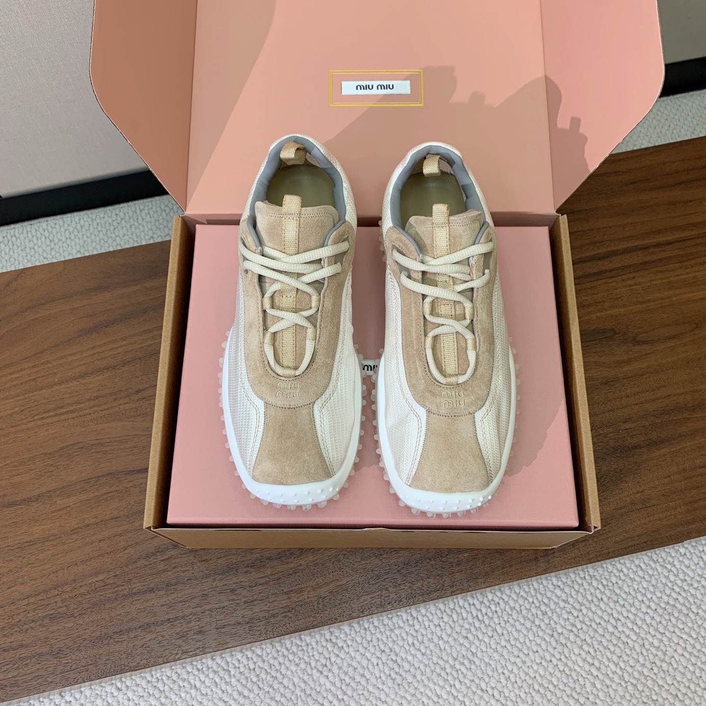 【Miu M*u】高版本德训运动鞋。自带精致甜奢复古氛围感，鞋身线条简约流畅，加宽鞋床包容各类脚型，对宽脚、厚脚都很友好
