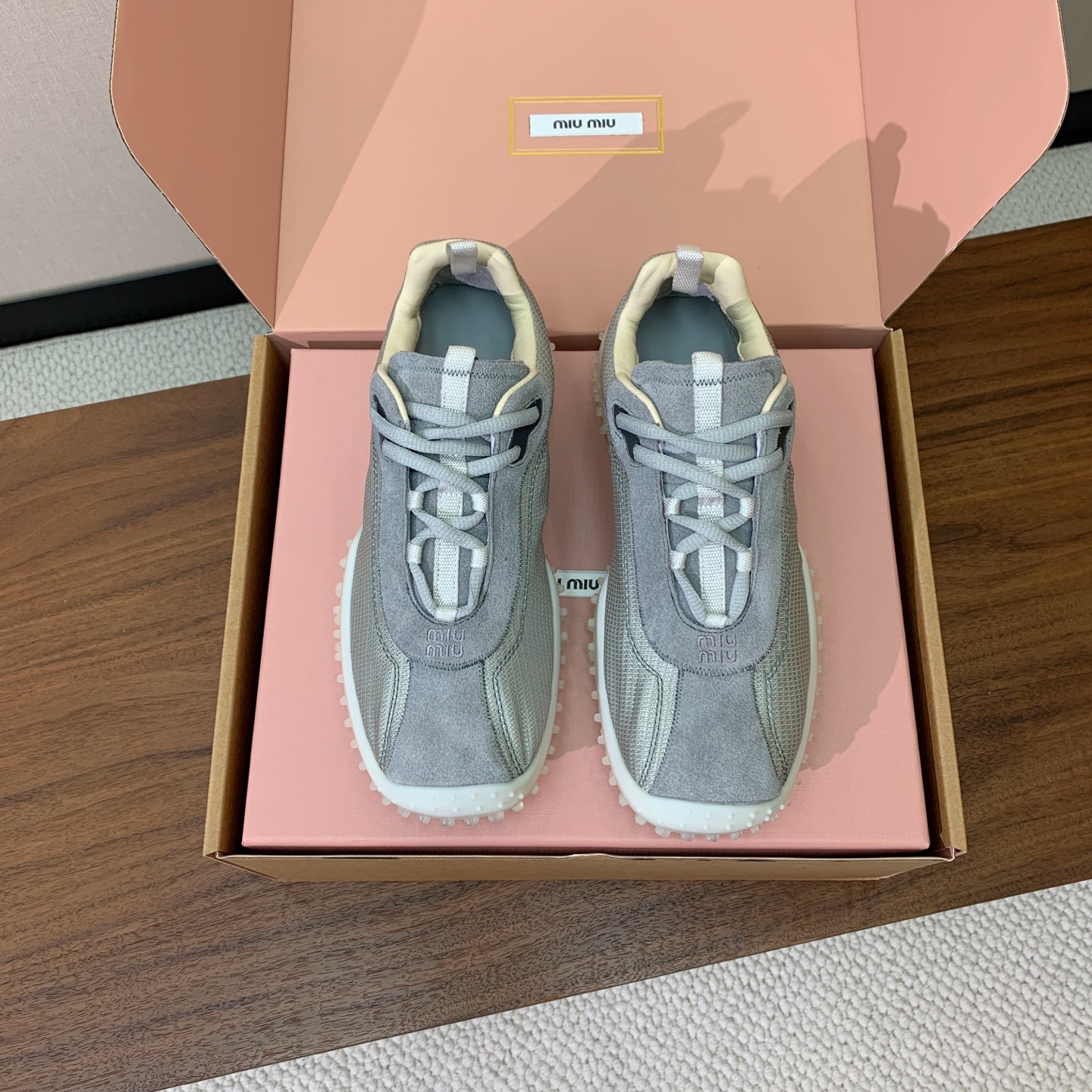 【Miu M*u】高版本德训运动鞋。自带精致甜奢复古氛围感，鞋身线条简约流畅，加宽鞋床包容各类脚型，对宽脚、厚脚都很友好