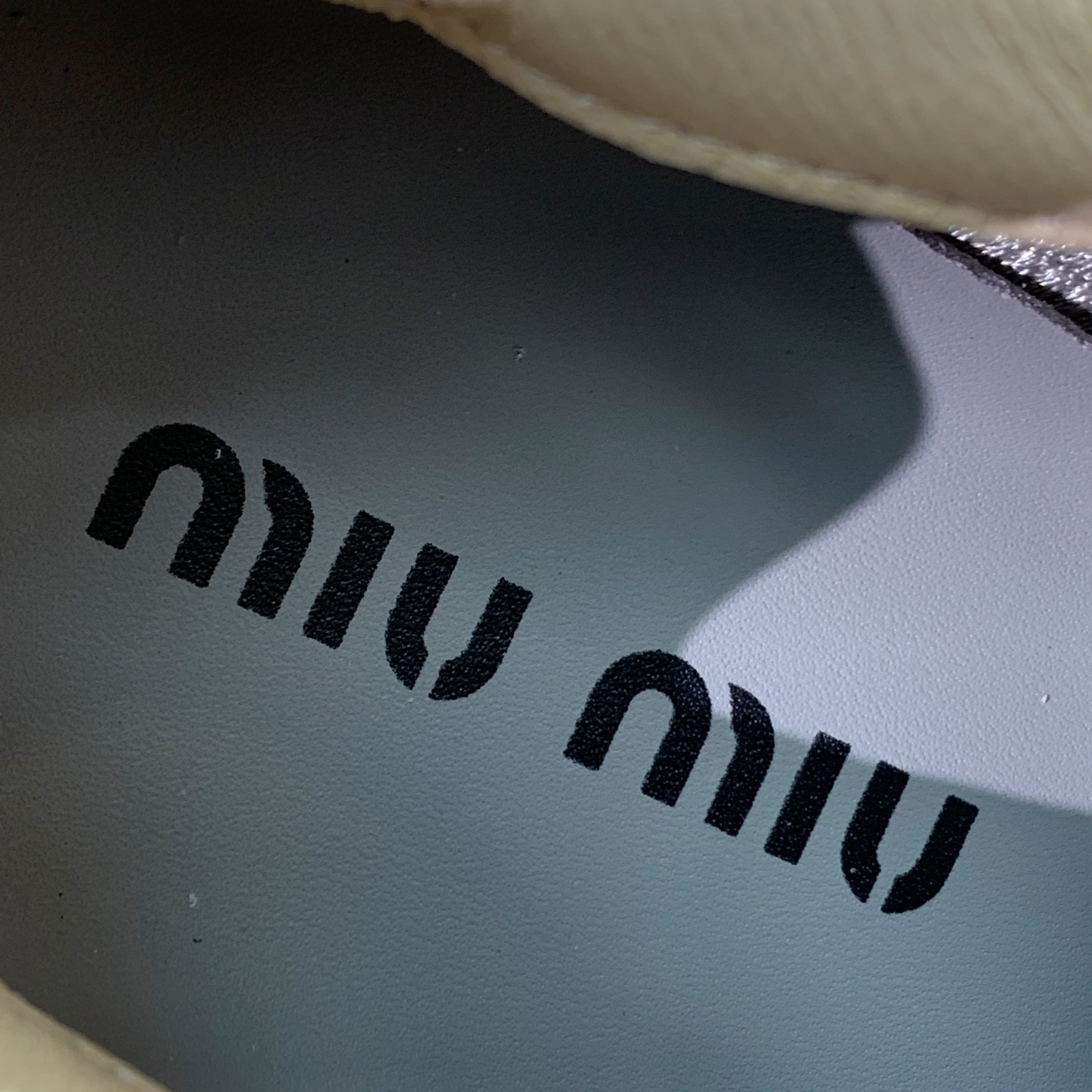 【Miu M*u】高版本德训运动鞋。自带精致甜奢复古氛围感,鞋身线条简约流畅,加宽鞋床包容各类脚型,对宽脚、厚脚都很友好 【Miu M*u】高版本德训运动鞋。自带精致甜奢复古氛围感,鞋身线条简约流畅,加宽鞋床包容各类脚型,对宽脚、厚脚都很友好