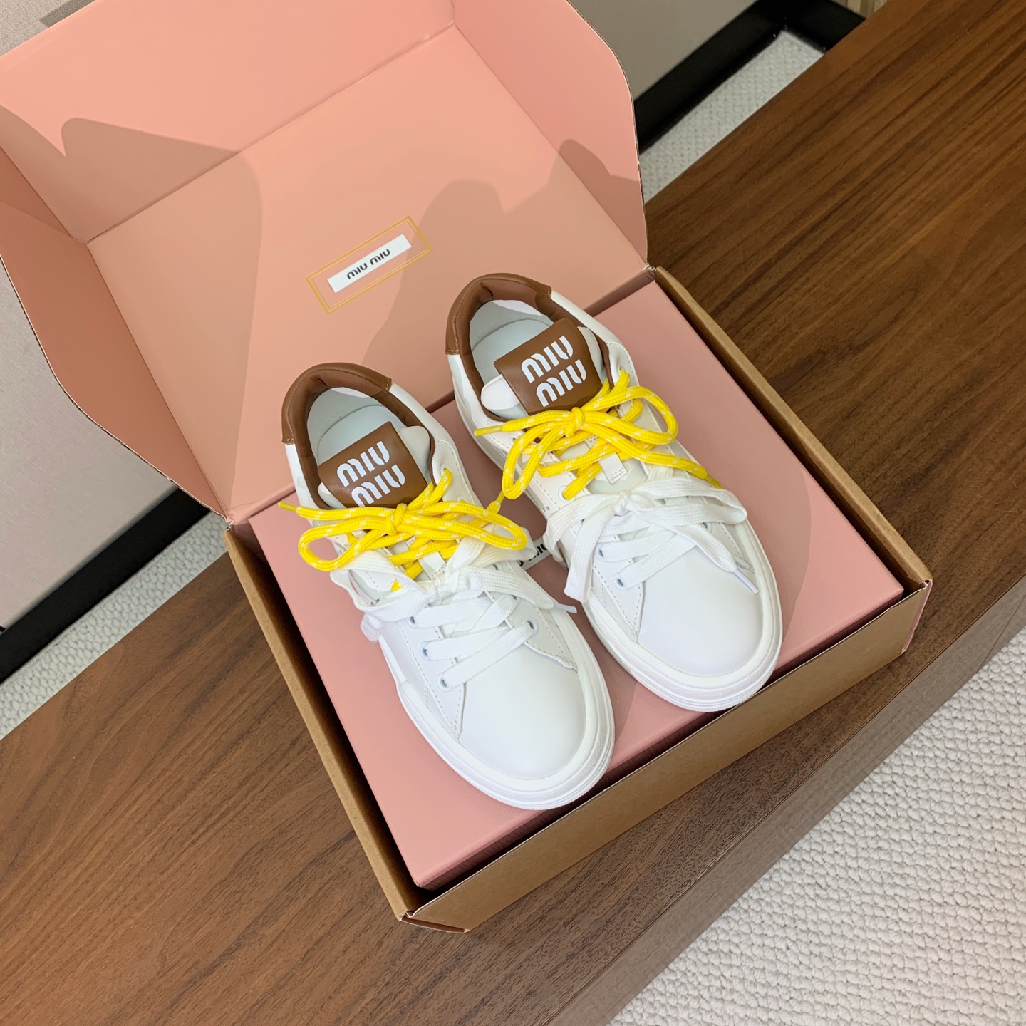 【Miu M*u】高版本厚底小白鞋。纯白鞋身搭配多彩后跟拼接，校园通勤、逛街约会、短途出游都适配，轻松打造元气少女穿搭。