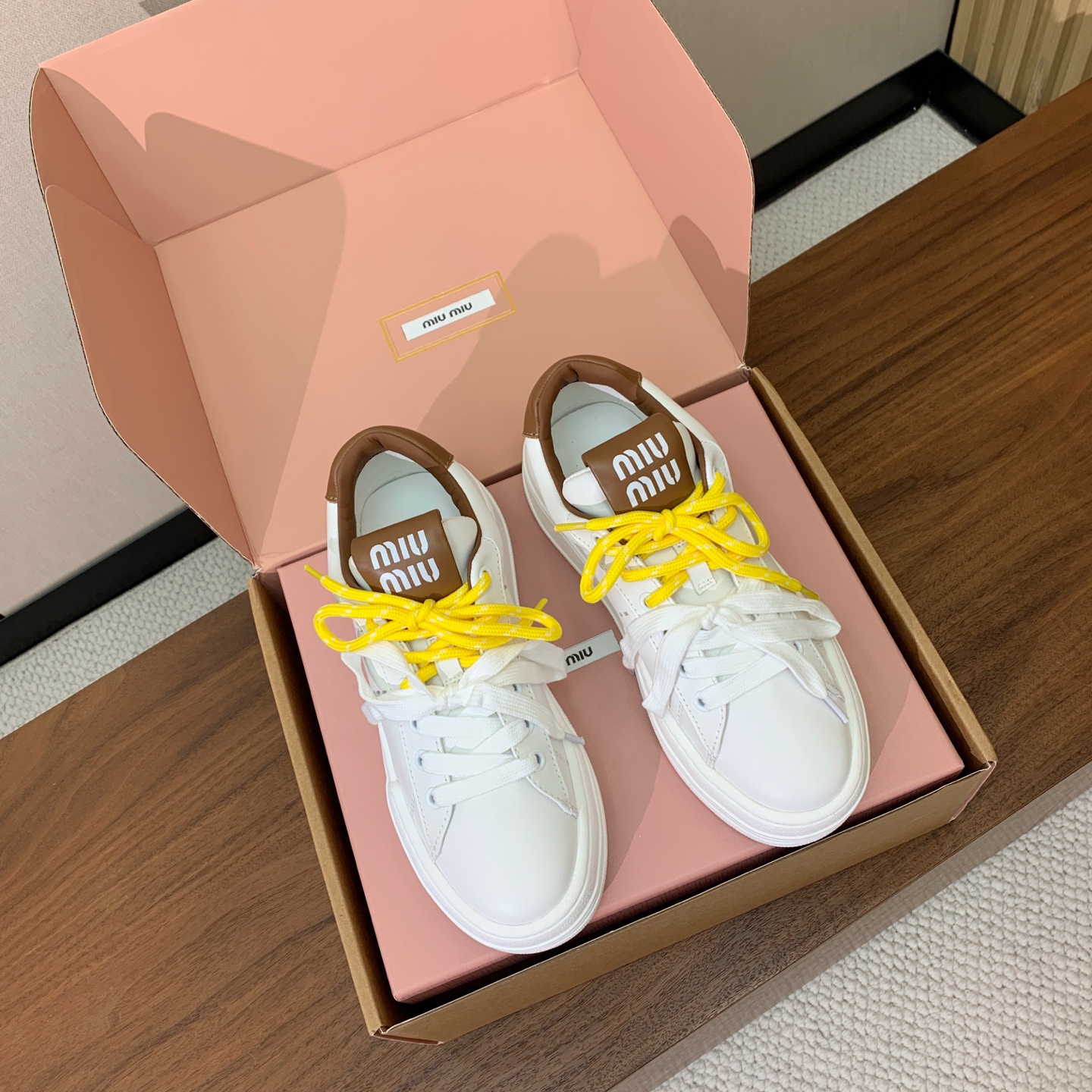 【Miu M*u】高版本厚底小白鞋。纯白鞋身搭配多彩后跟拼接，校园通勤、逛街约会、短途出游都适配，轻松打造元气少女穿搭。