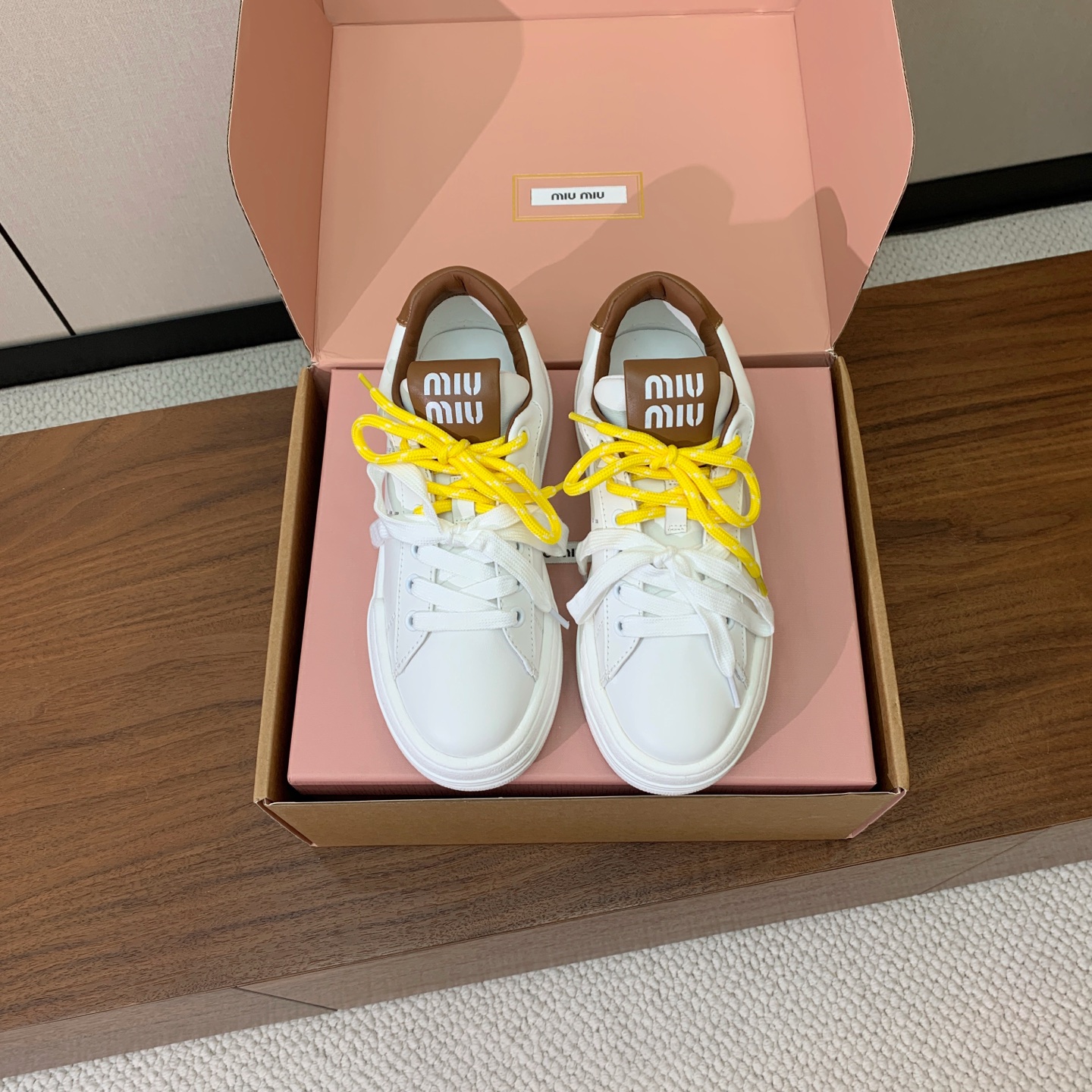 【Miu M*u】高版本厚底小白鞋。纯白鞋身搭配多彩后跟拼接，校园通勤、逛街约会、短途出游都适配，轻松打造元气少女穿搭。
