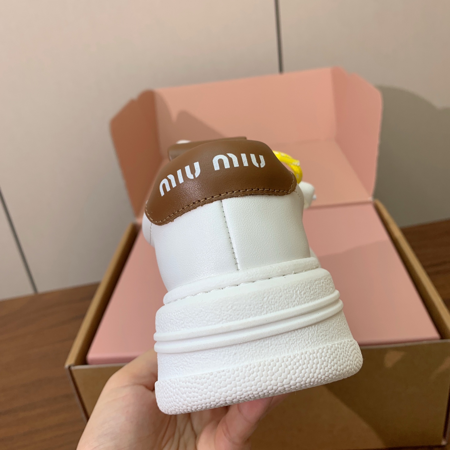 【Miu M*u】高版本厚底小白鞋。纯白鞋身搭配多彩后跟拼接，校园通勤、逛街约会、短途出游都适配，轻松打造元气少女穿搭。