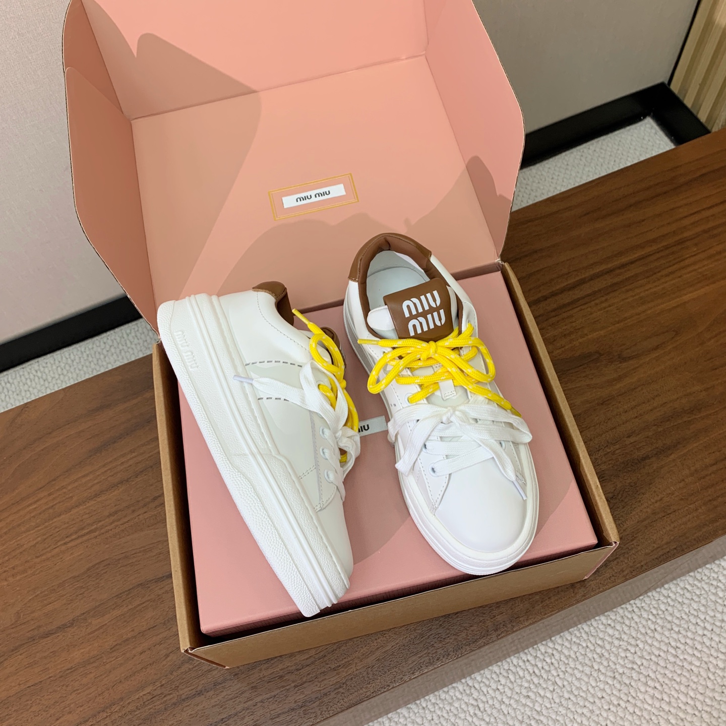 【Miu M*u】高版本厚底小白鞋。纯白鞋身搭配多彩后跟拼接，校园通勤、逛街约会、短途出游都适配，轻松打造元气少女穿搭。