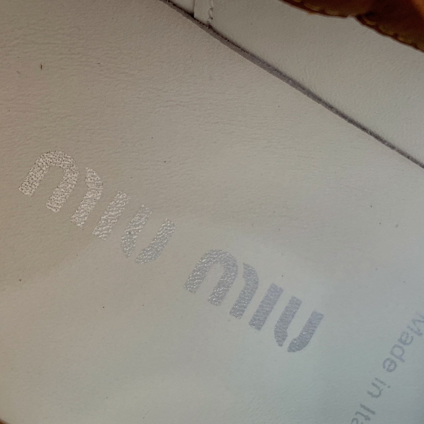 【Miu M*u】高版本厚底小白鞋。纯白鞋身搭配多彩后跟拼接，校园通勤、逛街约会、短途出游都适配，轻松打造元气少女穿搭。