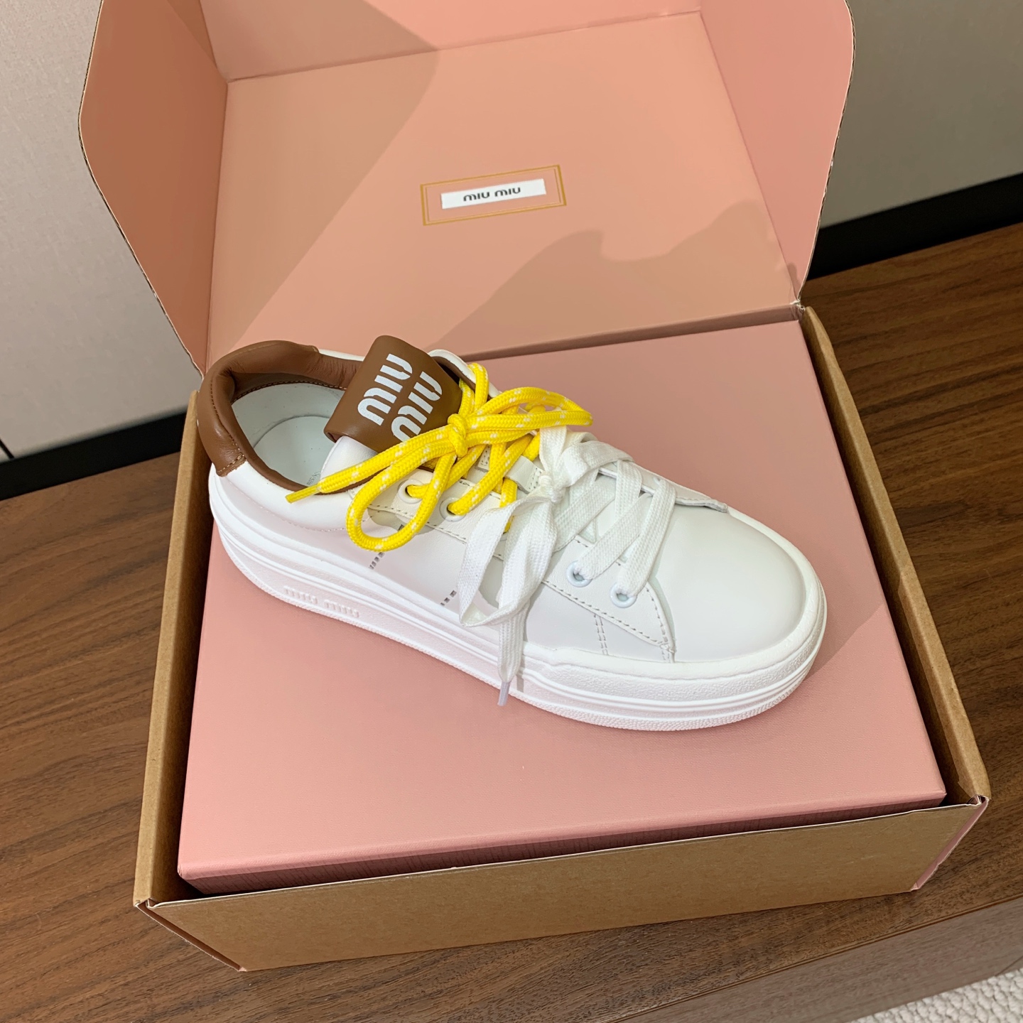 【Miu M*u】高版本厚底小白鞋。纯白鞋身搭配多彩后跟拼接，校园通勤、逛街约会、短途出游都适配，轻松打造元气少女穿搭。