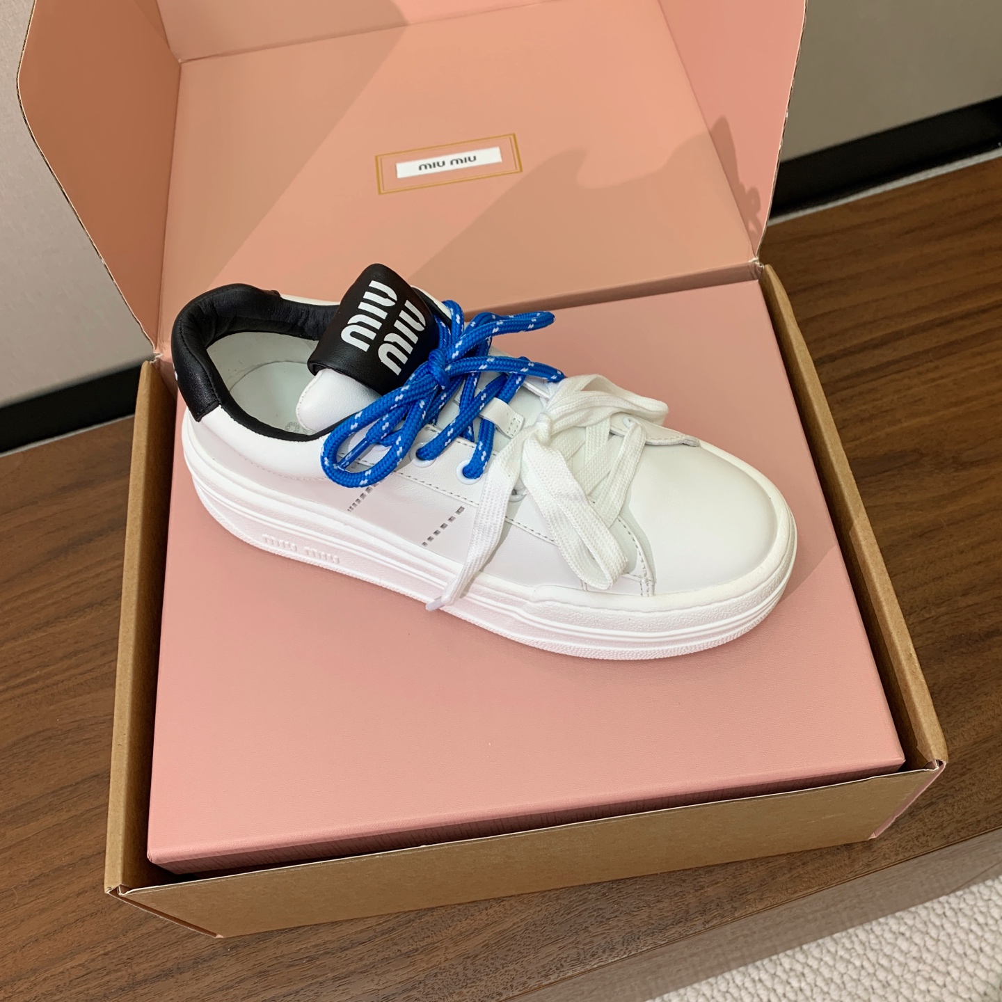 【Miu M*u】高版本厚底小白鞋。纯白鞋身搭配多彩后跟拼接，校园通勤、逛街约会、短途出游都适配，轻松打造元气少女穿搭。