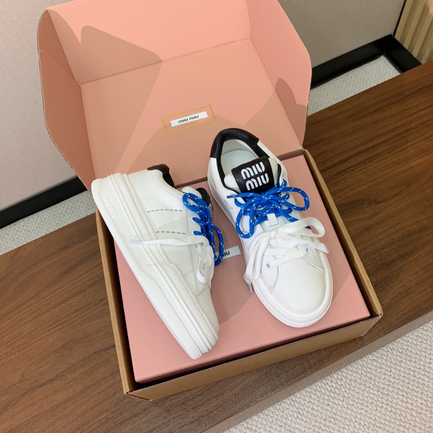 【Miu M*u】高版本厚底小白鞋。纯白鞋身搭配多彩后跟拼接，校园通勤、逛街约会、短途出游都适配，轻松打造元气少女穿搭。