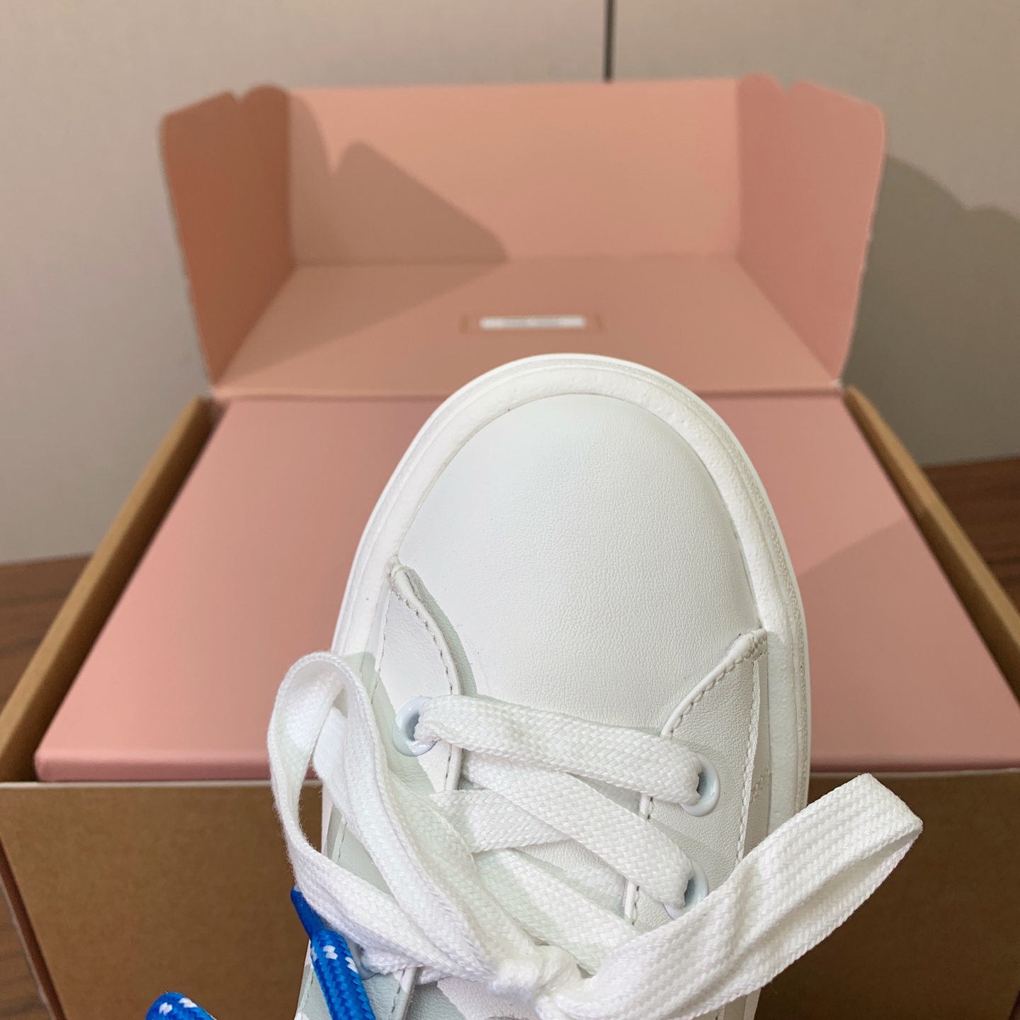 【Miu M*u】高版本厚底小白鞋。纯白鞋身搭配多彩后跟拼接，校园通勤、逛街约会、短途出游都适配，轻松打造元气少女穿搭。