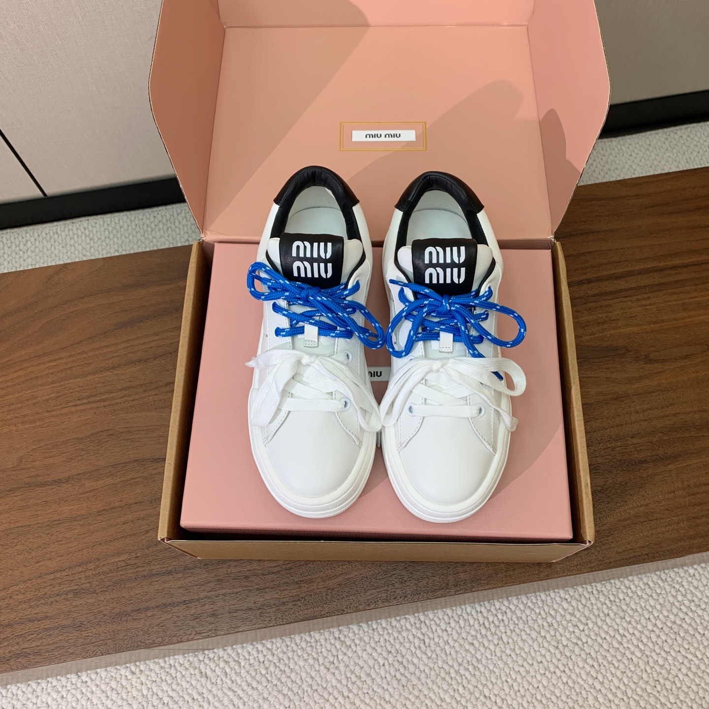 【Miu M*u】高版本厚底小白鞋。纯白鞋身搭配多彩后跟拼接，校园通勤、逛街约会、短途出游都适配，轻松打造元气少女穿搭。