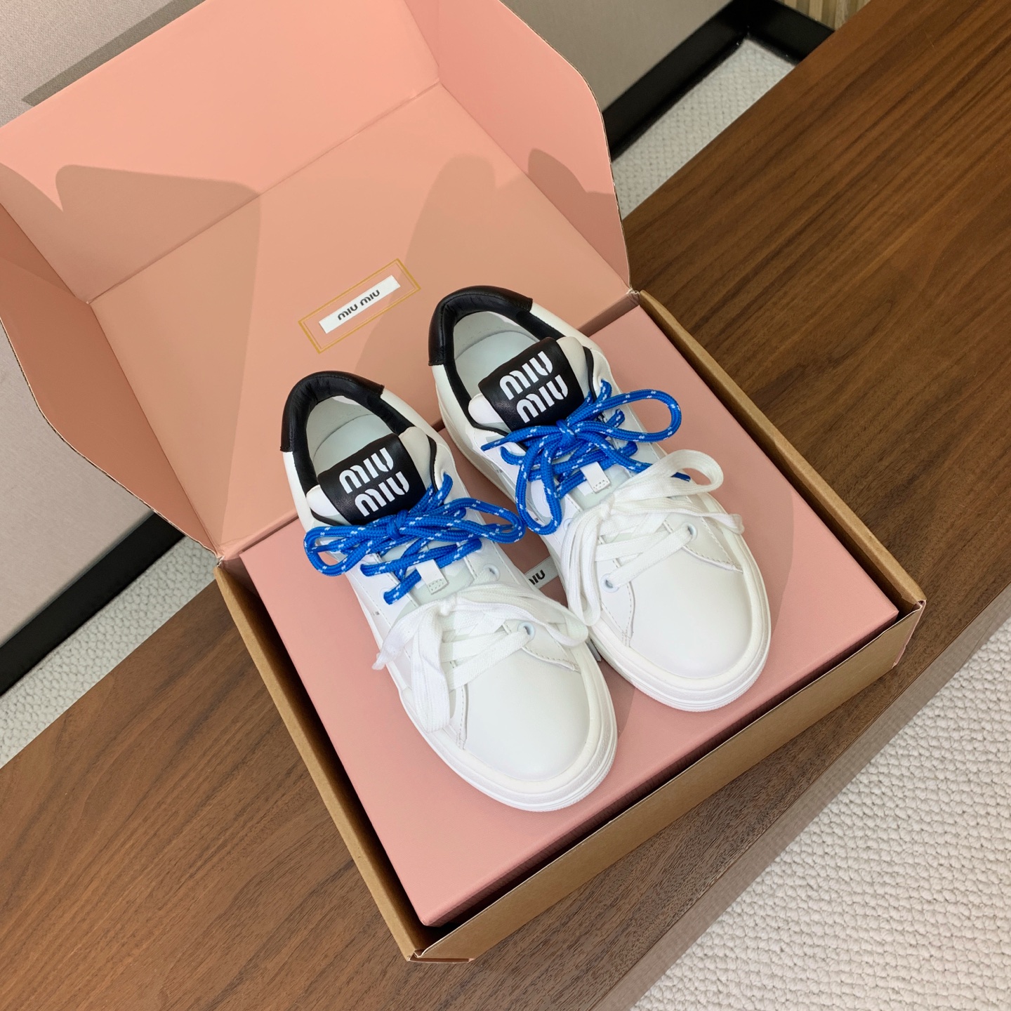 【Miu M*u】高版本厚底小白鞋。纯白鞋身搭配多彩后跟拼接，校园通勤、逛街约会、短途出游都适配，轻松打造元气少女穿搭。