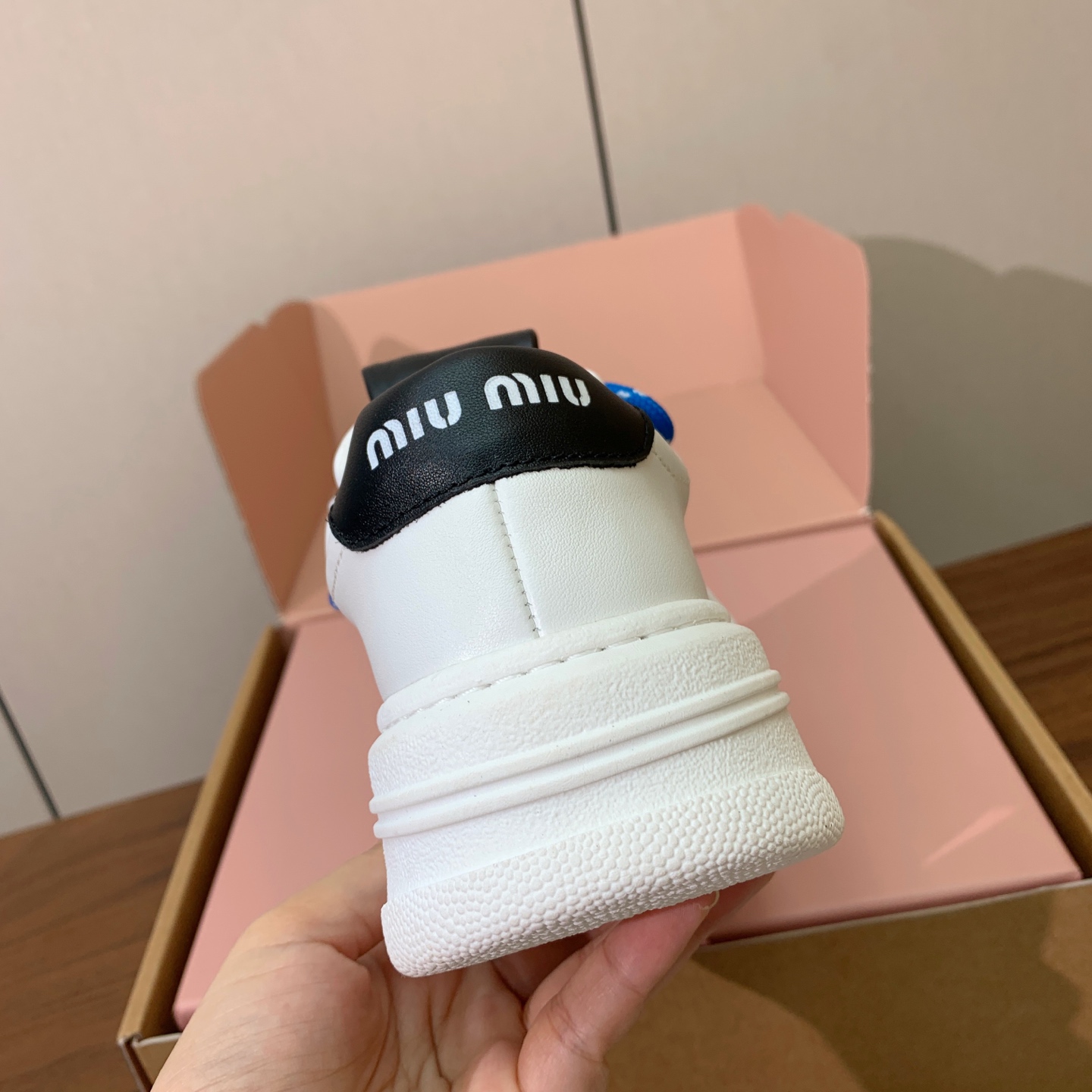 【Miu M*u】高版本厚底小白鞋。纯白鞋身搭配多彩后跟拼接，校园通勤、逛街约会、短途出游都适配，轻松打造元气少女穿搭。