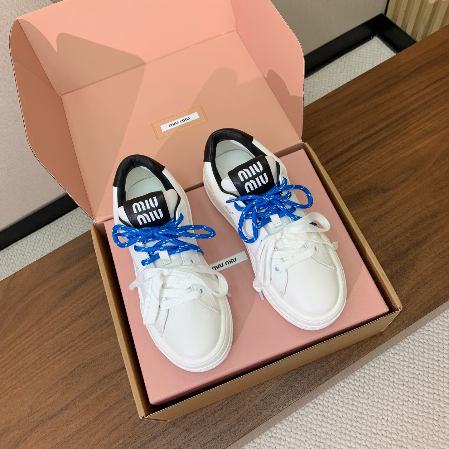 【Miu M*u】高版本厚底小白鞋。纯白鞋身搭配多彩后跟拼接，校园通勤、逛街约会、短途出游都适配，轻松打造元气少女穿搭。