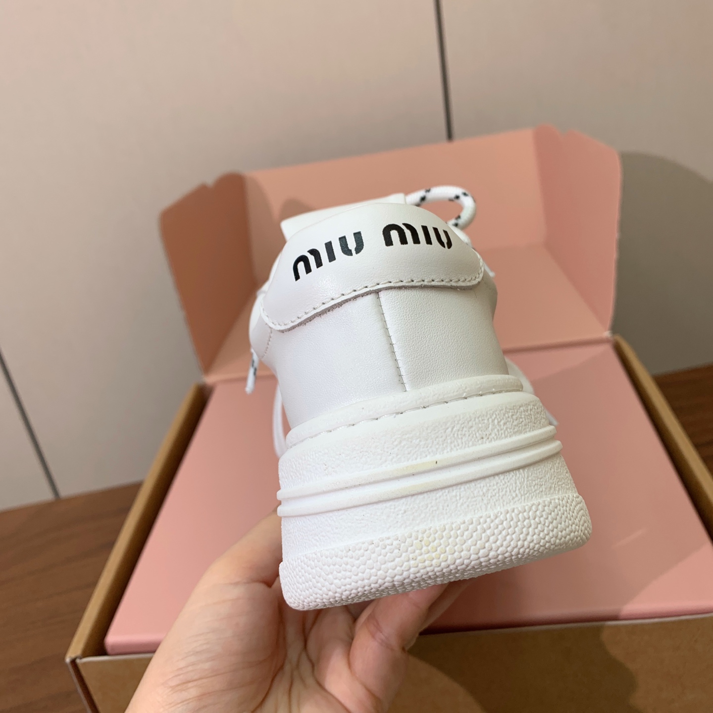 【Miu M*u】高版本厚底小白鞋。纯白鞋身搭配多彩后跟拼接，校园通勤、逛街约会、短途出游都适配，轻松打造元气少女穿搭。