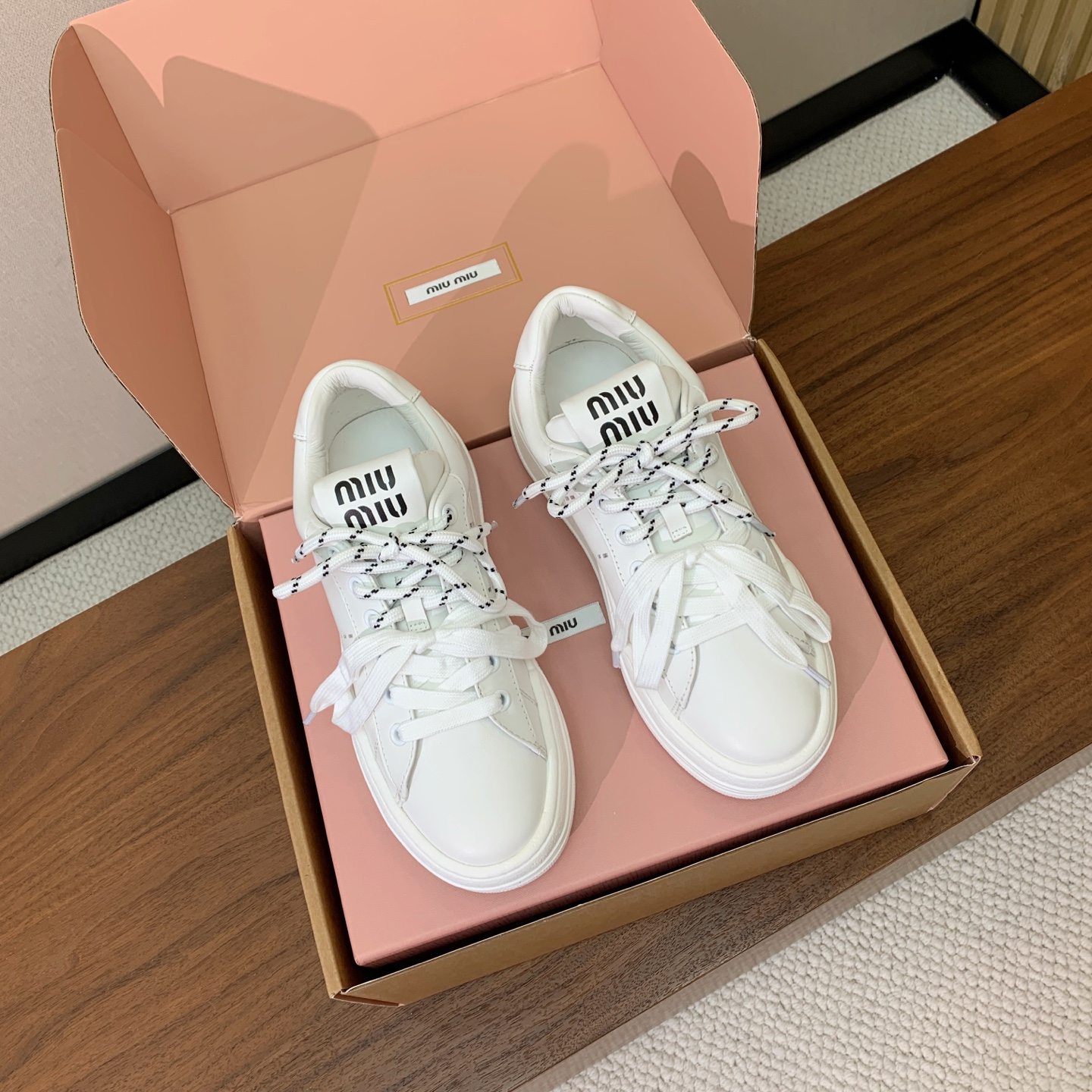 【Miu M*u】高版本厚底小白鞋。纯白鞋身搭配多彩后跟拼接，校园通勤、逛街约会、短途出游都适配，轻松打造元气少女穿搭。